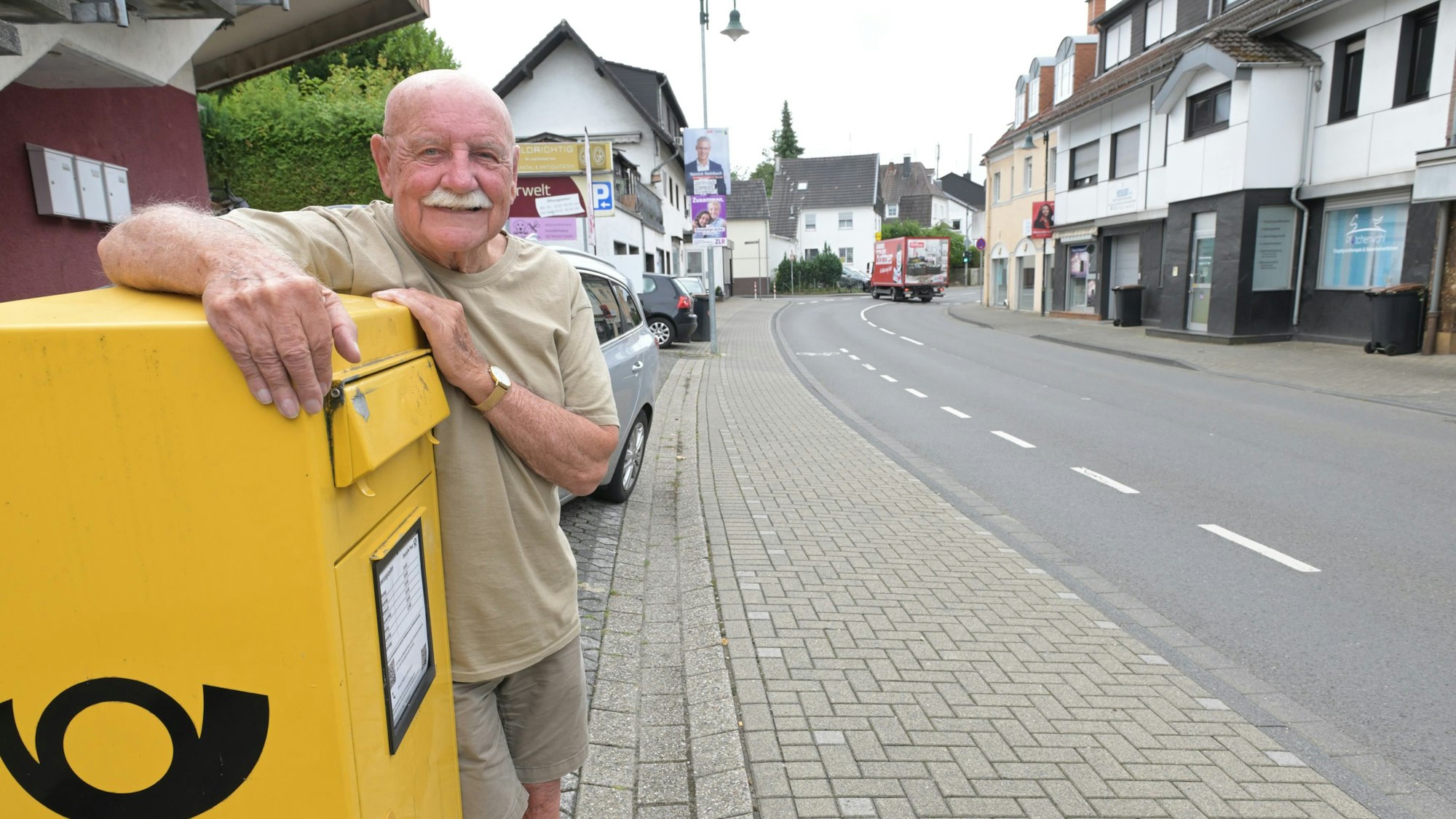 Der Briefkasten an der Bensberger Straße in Forsbach ist noch vorhanden, Rentner Malte Retiet ist darüber froh. Doch die Poststelle im Ortsteil ist geschlossen.