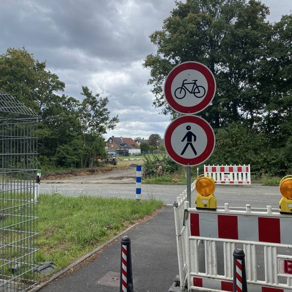 Auf dem Bild ist eine Absperrung mit Barken und Schildern zu sehen.
