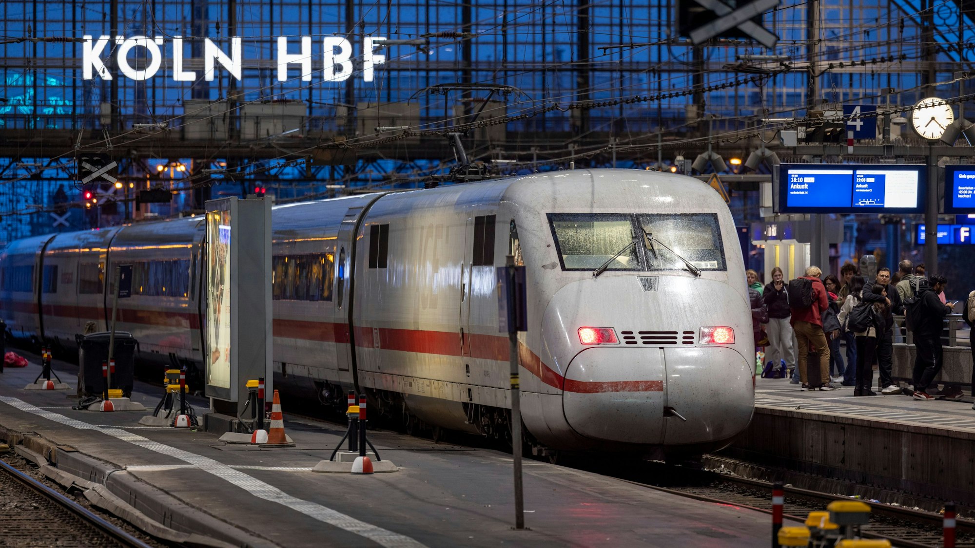 Ein ICE im Kölner Hauptbahnhof. Wer den Flieger in den Ferien meiden will, kann von Köln aus bequem per Direktzug in zahlreiche Urlaubsregionen reisen.