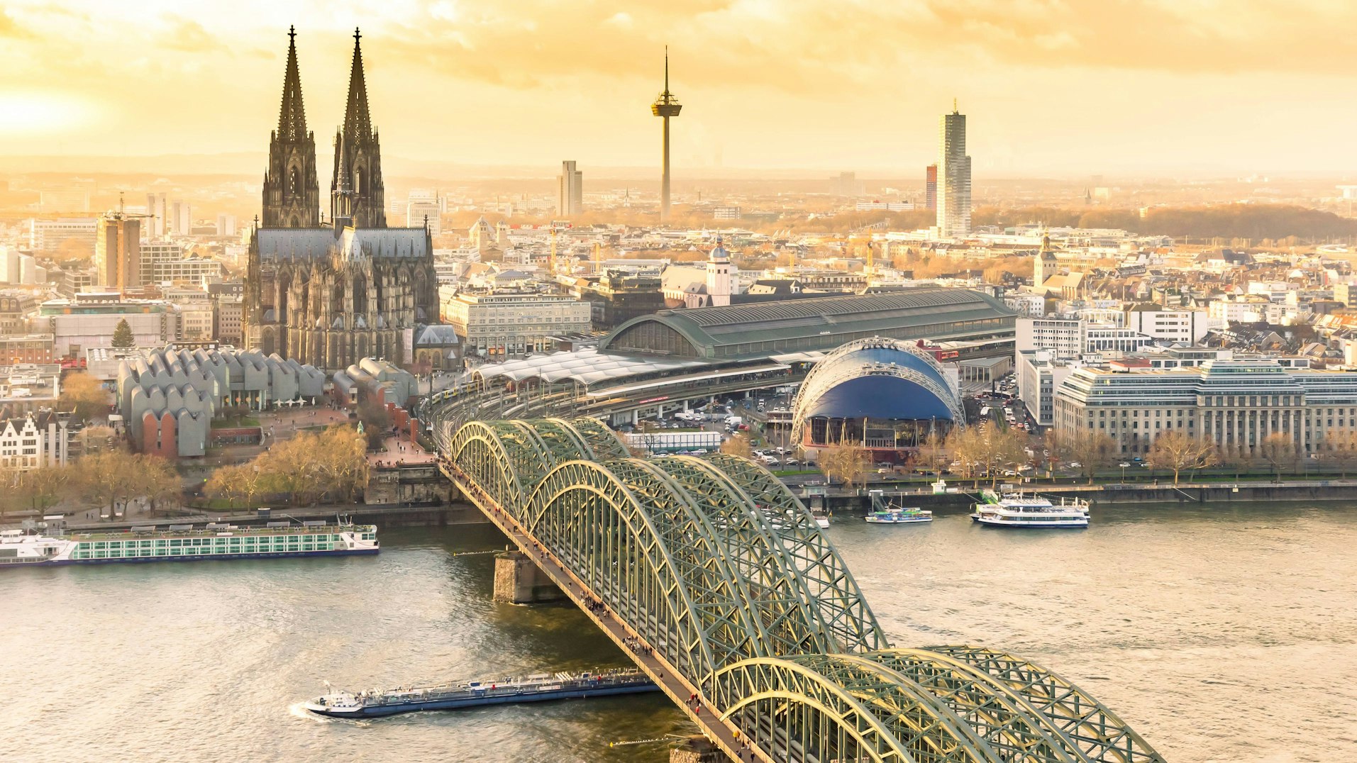 Panorama des bunten Himmels über dem Dom in Köln. (Archivbild)