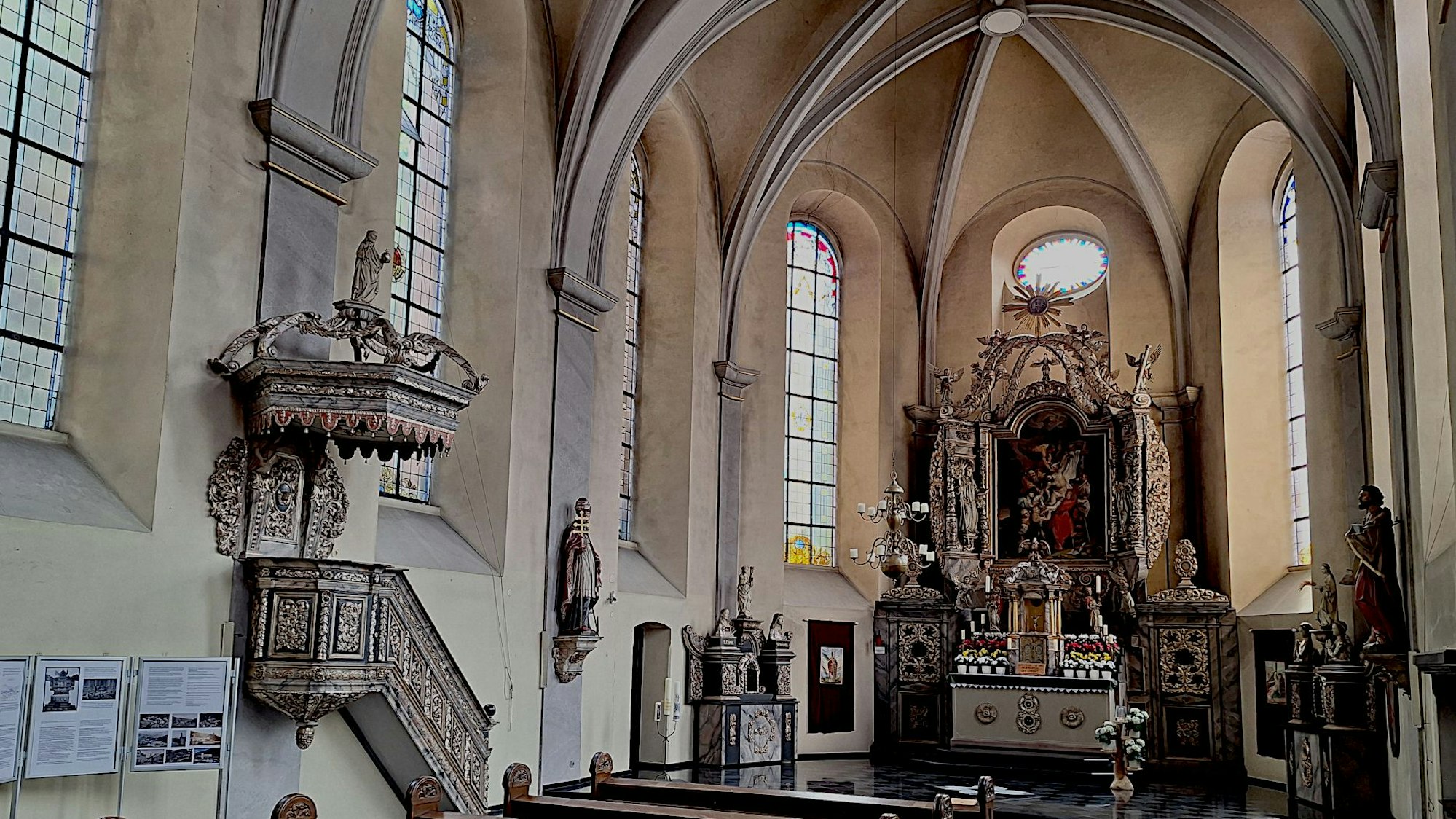 Das Bild zeigt das Innere der Pfarrkirche St. Clemens in Heimbach.