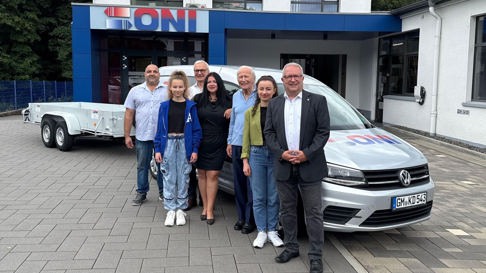 In Lindlar freuten sich über den neuen VW Caddy samt Anhänger als Spende der Oni-GmbH (von links): Yuri Butulay (Caritas Ehrenamt), Veronika Tyschenko, Bürgermeister Dr. Georg Ludwig, Valentyna Butulay (Caritas Ehrenamt), Wolfgang Öhm (Oni-Gründer und Geschäftsführer), Oleksandra Tyschenko (Mutter von Veronika; geflüchtet aus Charkiw) und Andreas Rostalski (Vorstandsvorsitzender Caritasverband Oberberg)