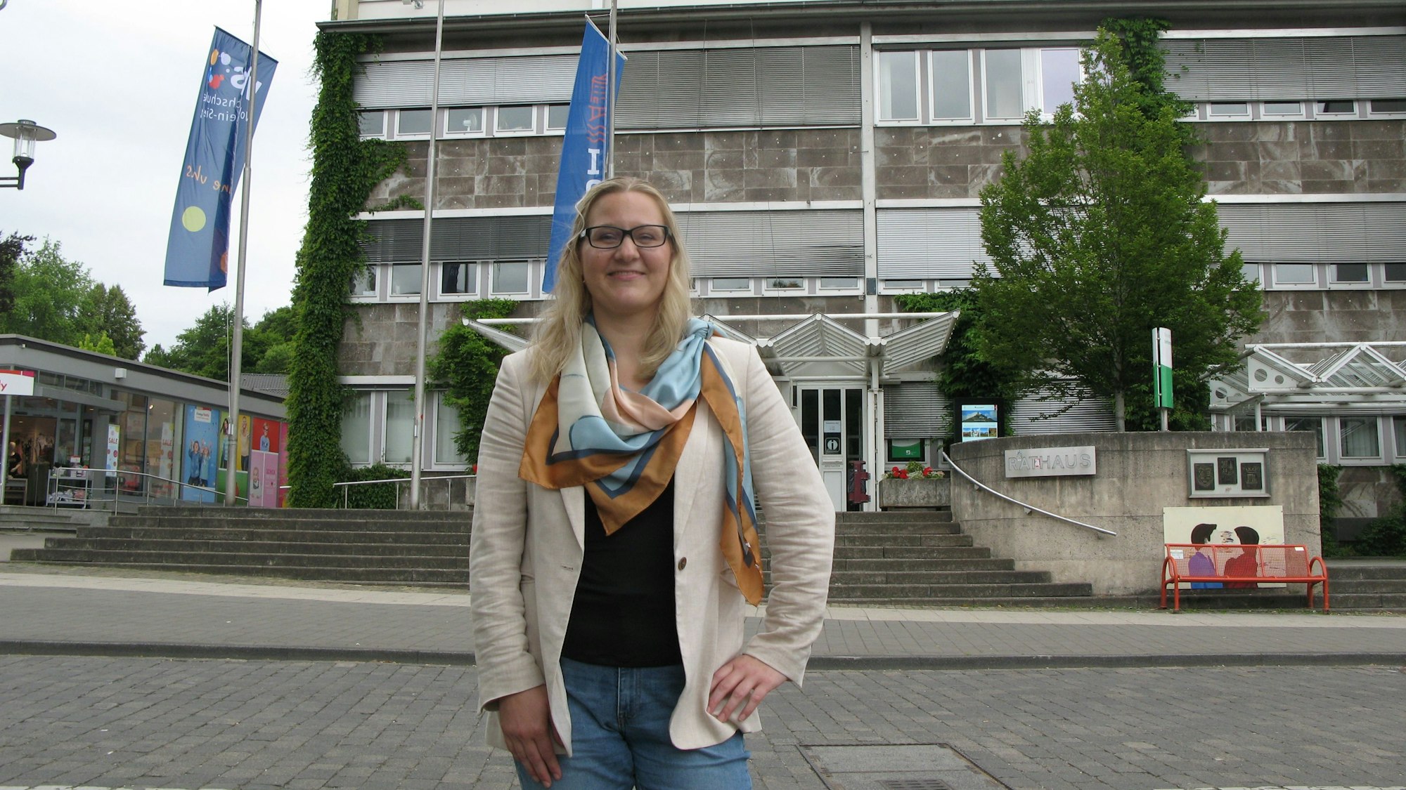 Jessica Jacob will Chefin im Eitorfer Rathaus werden. Die Bürgermeisterkandidatin der CDU fordert Amtsinhaber Rainer Viehof heraus.