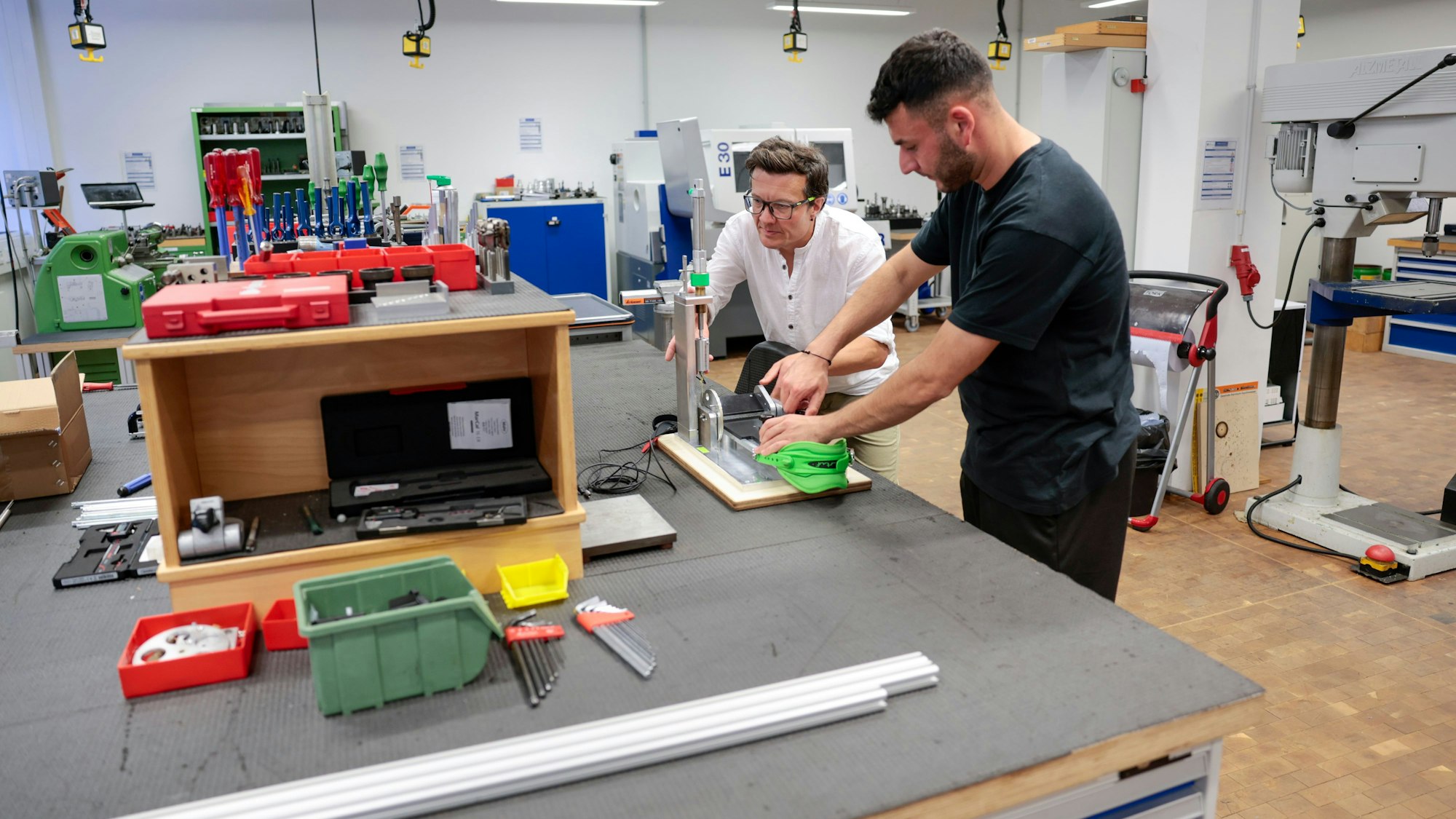 Dr. Jan-Peter Goldmann (links) und Industriemechaniker Hakan Caca von der Deutschen Sporthochschule Köln tüfteln an neuen Ideen in der Werkstatt. Thomas Banneyer