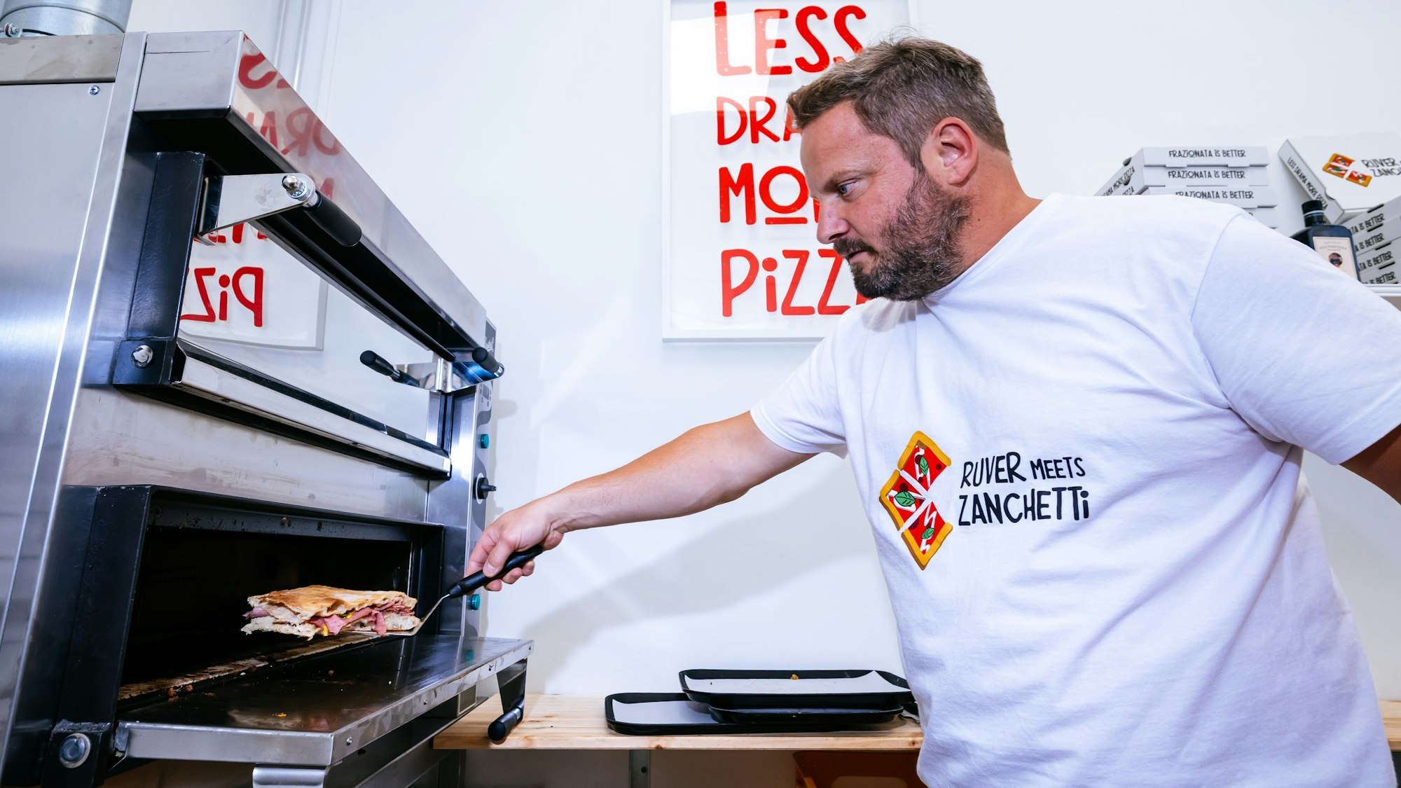 Nach kurzem Erhitzen sind die Pizzen schnell zum Verzehr bereit.