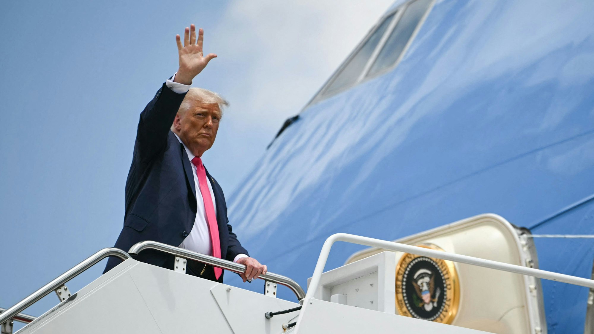 US-Präsident Trump geht an Bord der Air Force One.