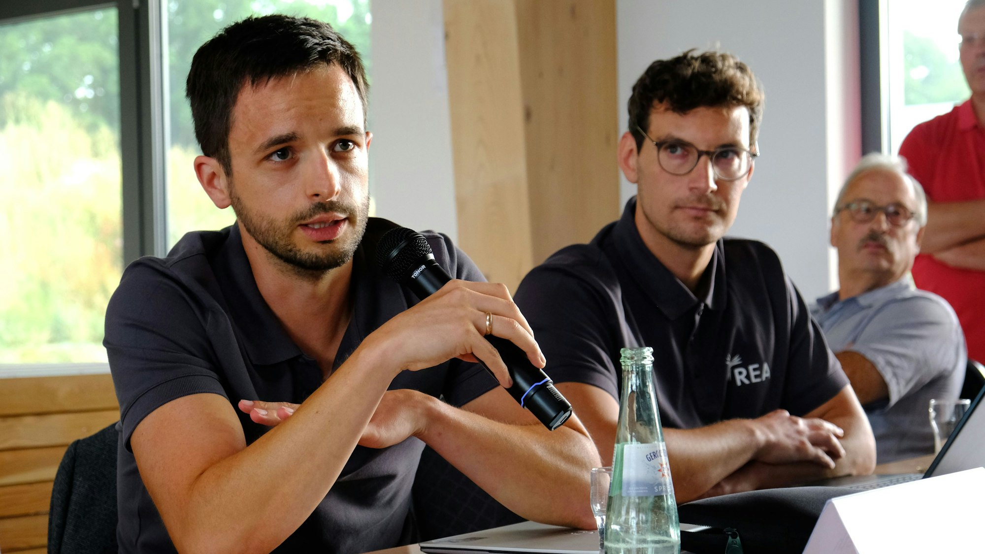 Klaus Wildrath, Geschäftsführer der Betreiberfirma REA aus Düren, und Projektleiter Dustin Bach (v.l.) sitzen an einem Tisch.