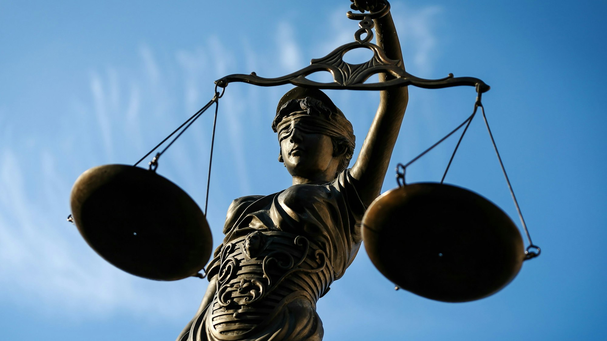 Eine Statue der Justitia hält eine Waage in der Hand. (Symbolfoto)