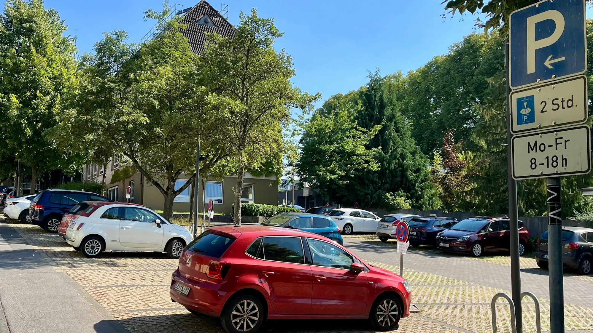 Der Parkplatz neben dem Burscheider Rathaus