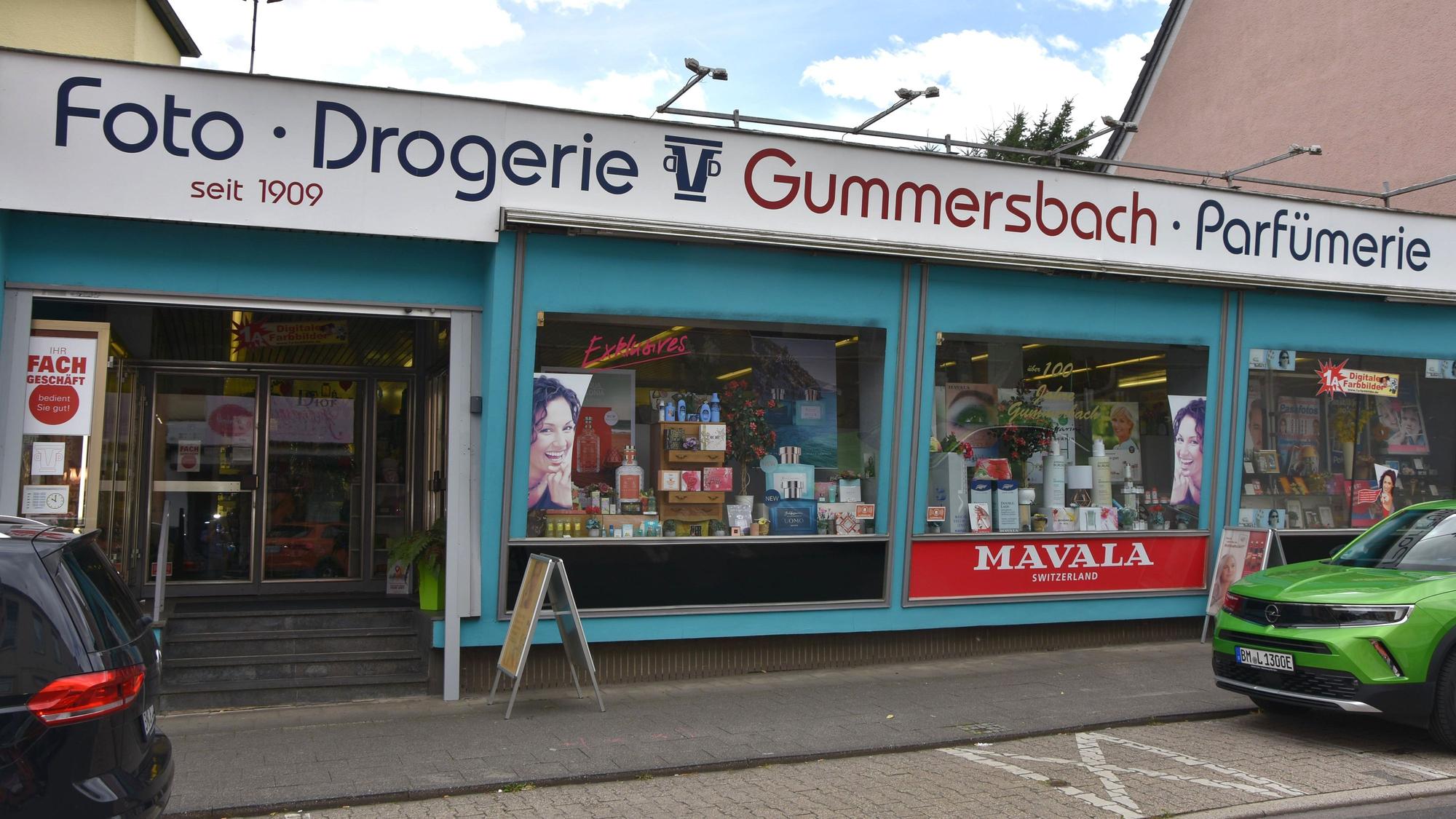 Zu sehen ist ein Drogeriegeschäft an einer Straße.