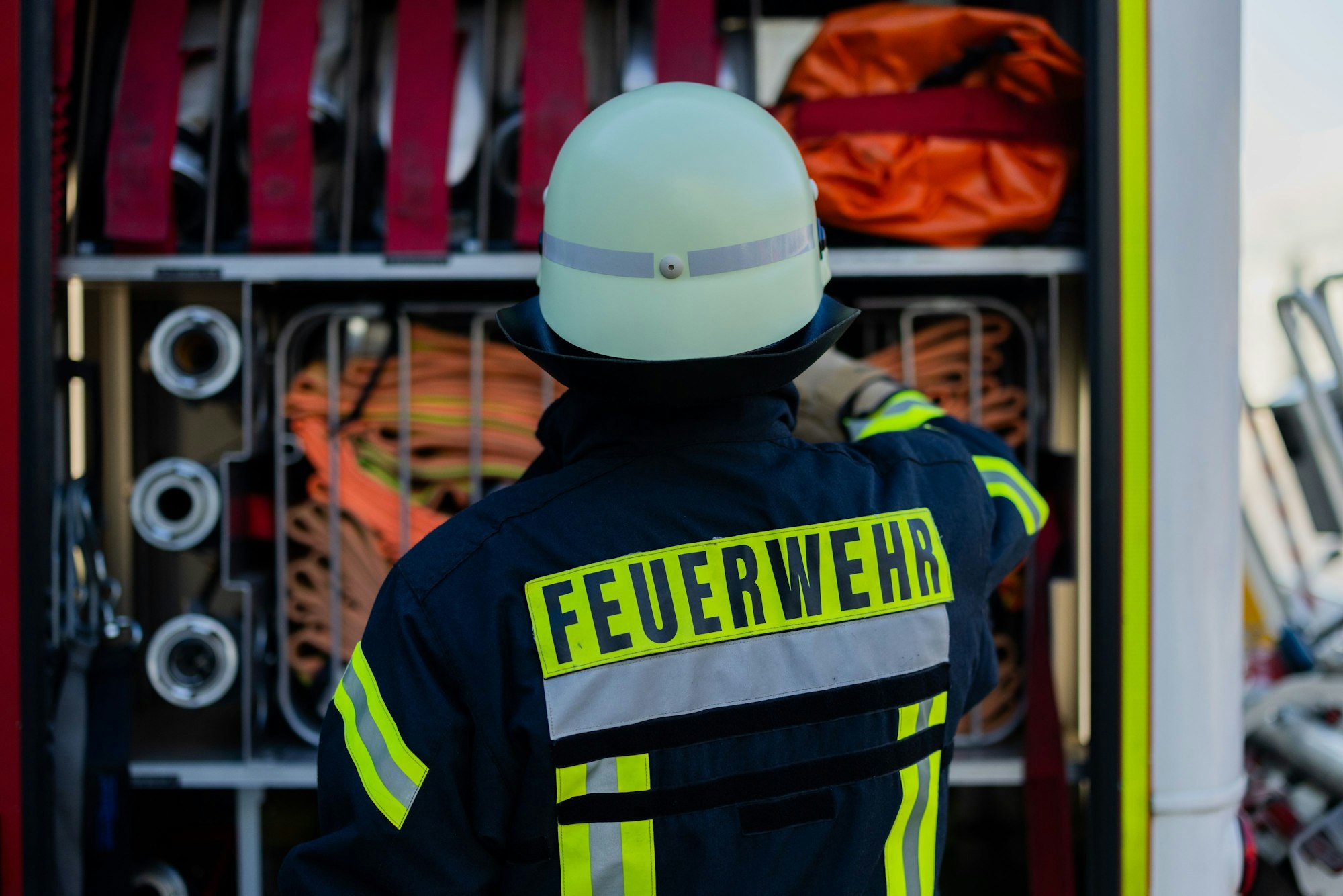 Feuerwehreinsatz nach Mülltonnenbränden in Bergheim (Symbolfoto)