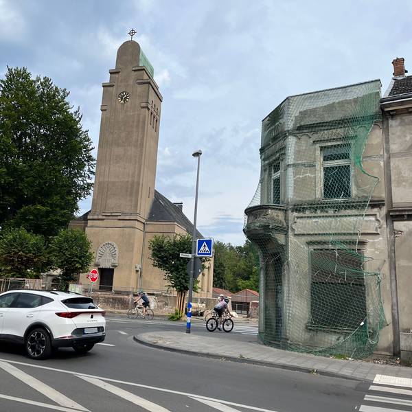 Das über Jahrzehnte vernachlässigte sogenannte Sonnenhaus an der Ecke Hauptstraße/ Poststraße bildet mit der benachbarten Lukaskirche ein Jugendstil-Ensemble.