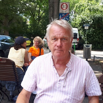 Der Nippeser Bezirksjugendpfleger Thomas Berner sitzt draußen in einem Lokal.