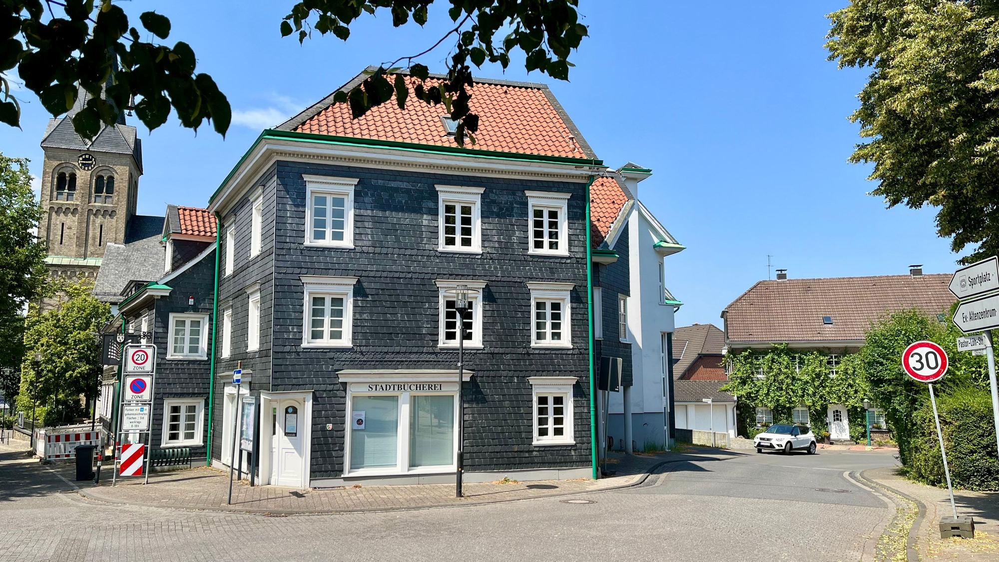 Marktplatz und Kirchenchor in Burscheid mit Bücherei