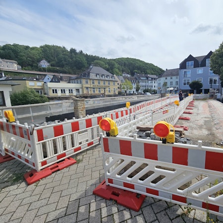 Blick auf die abgesperrte Brücke mit einem kleinen Durchgang für Fußgänger.