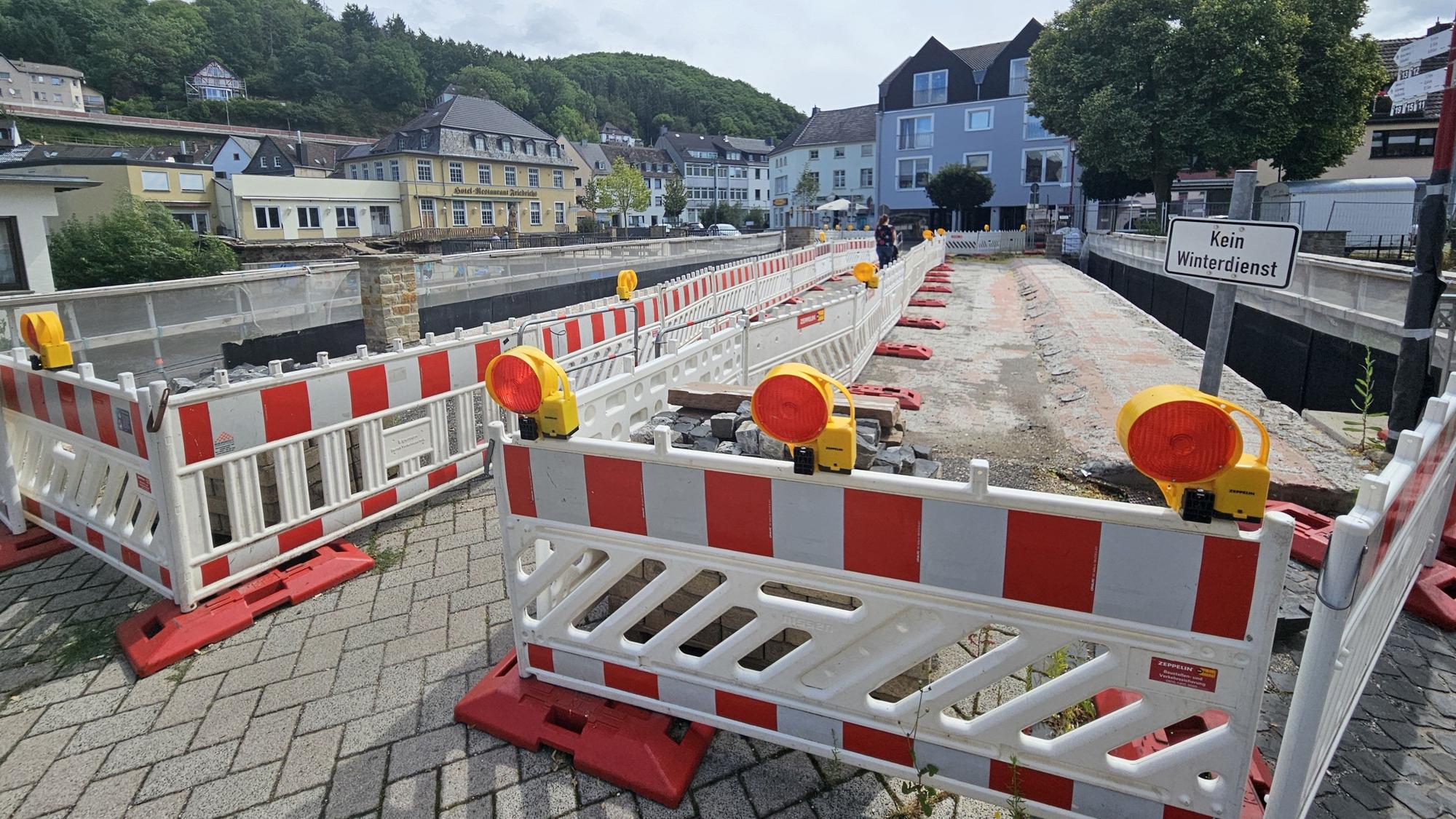 Blick auf die abgesperrte Brücke mit einem kleinen Durchgang für Fußgänger.