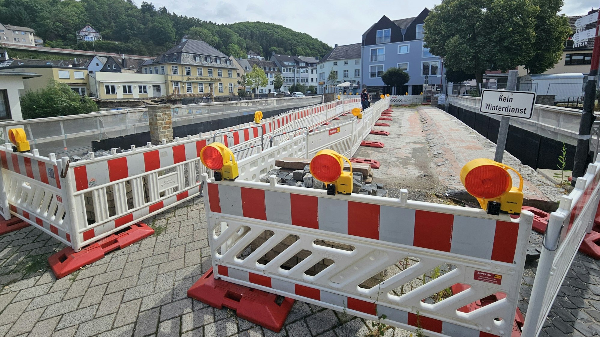 Blick auf die abgesperrte Brücke mit einem kleinen Durchgang für Fußgänger.
