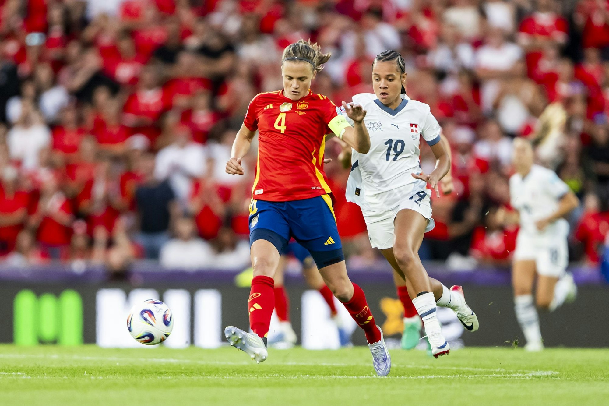 Kapitänin Irene Paredes (l) räumt hinten auf und ist vorn gefährlich.