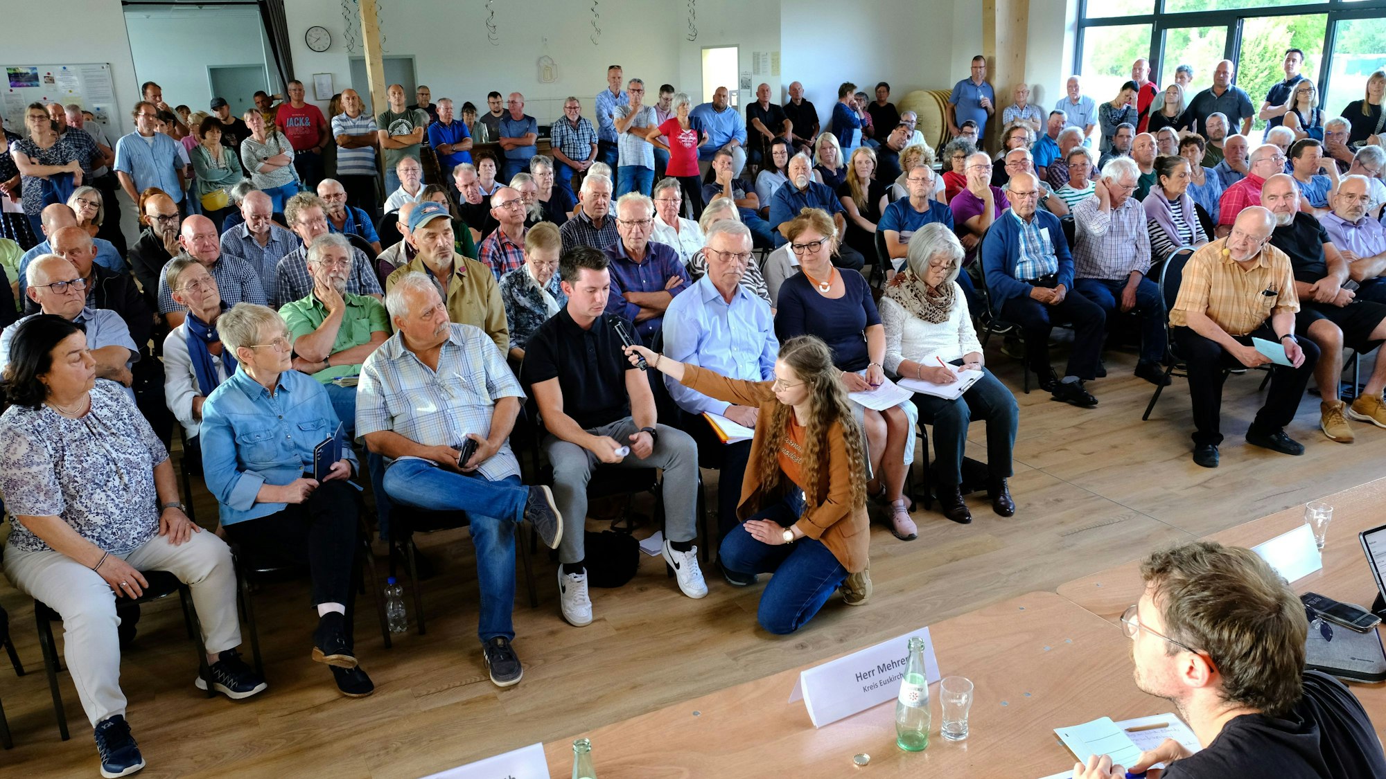 Besucher einer Info-Veranstaltung im Dorfgemeinschaftshaus von Glehn.