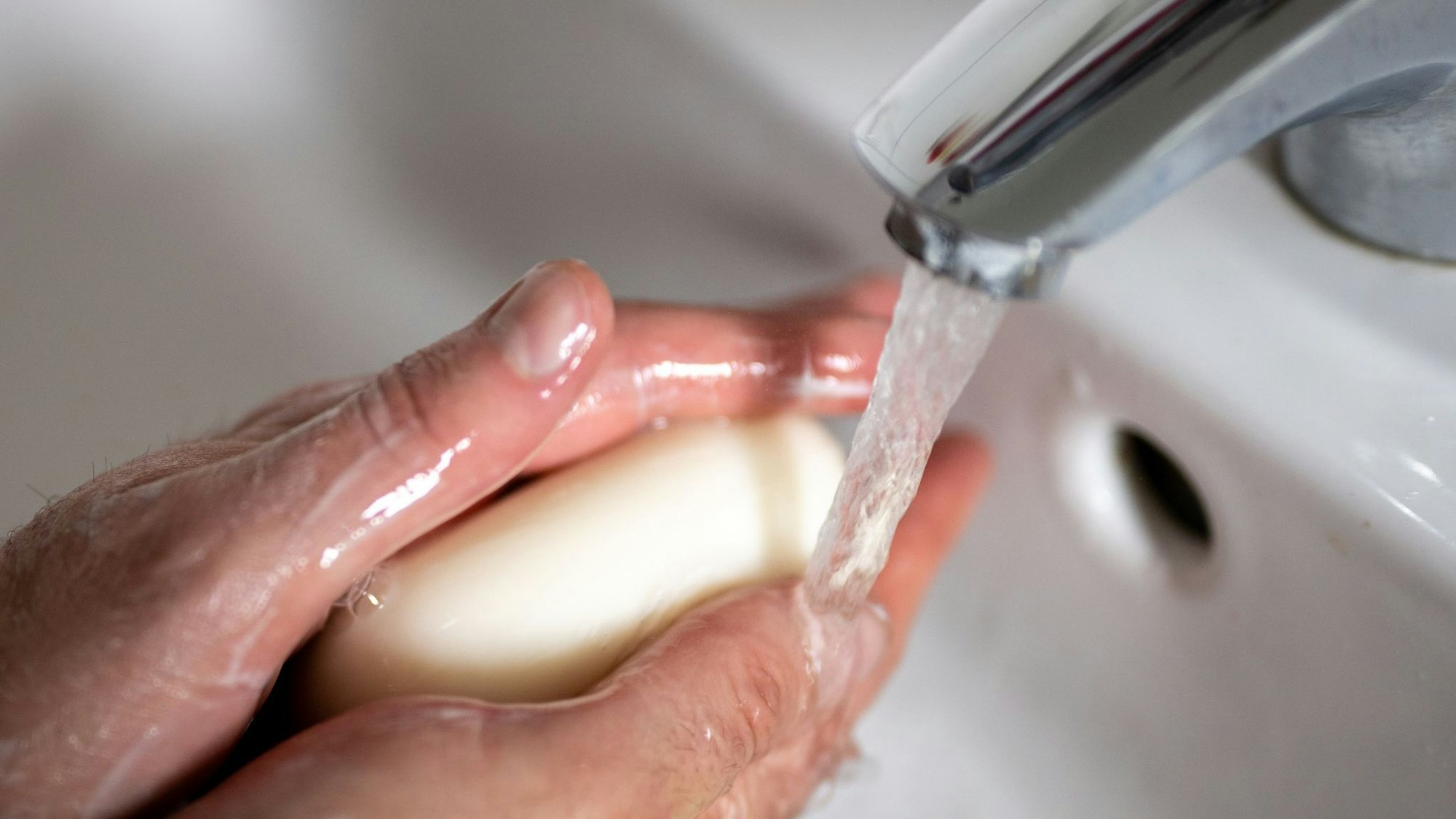 Man sollte so lange Hände waschen, wie es dauert, zweimal das Lied «Happy Birthday» zu singen. (Symbolbild)