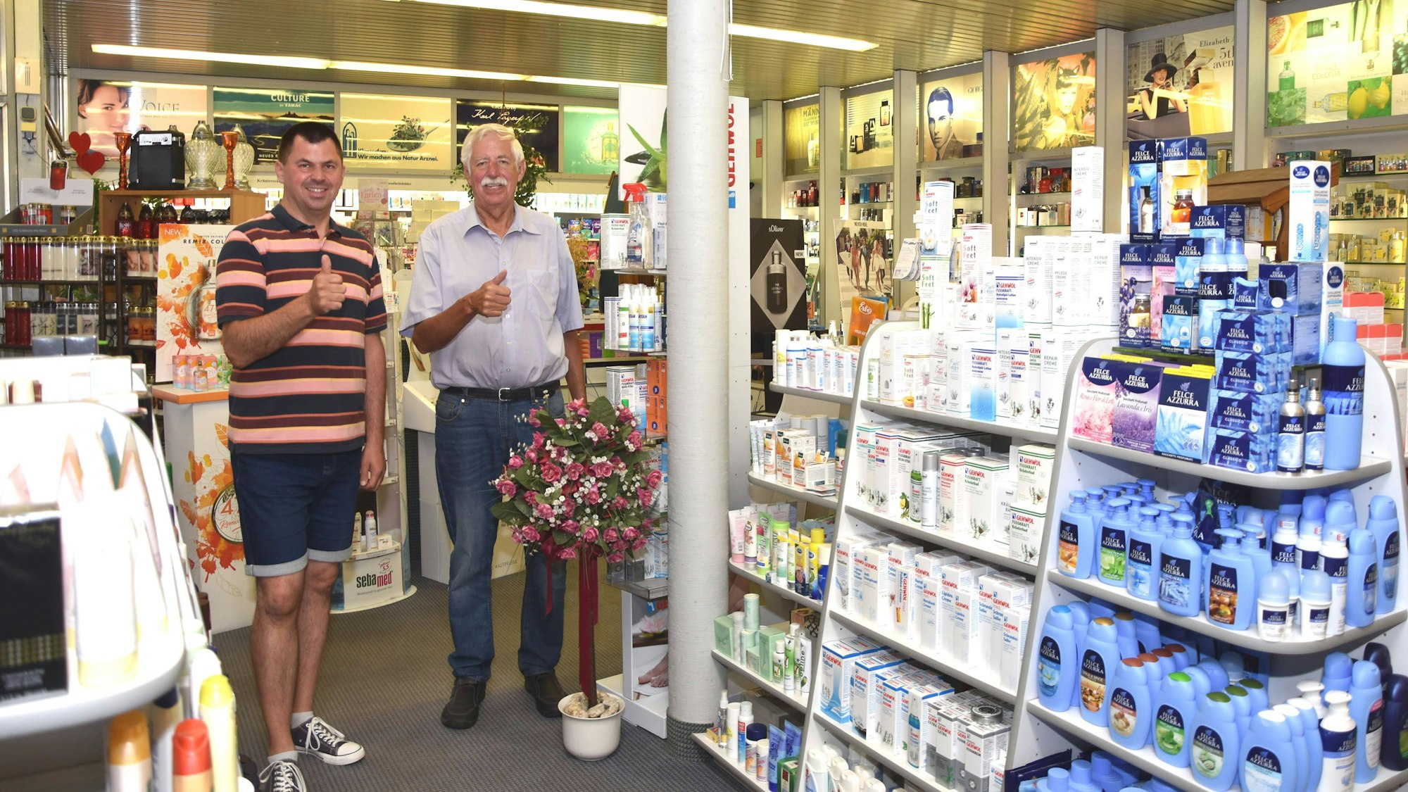 Zwei Männer stehen in einer Drogerie.