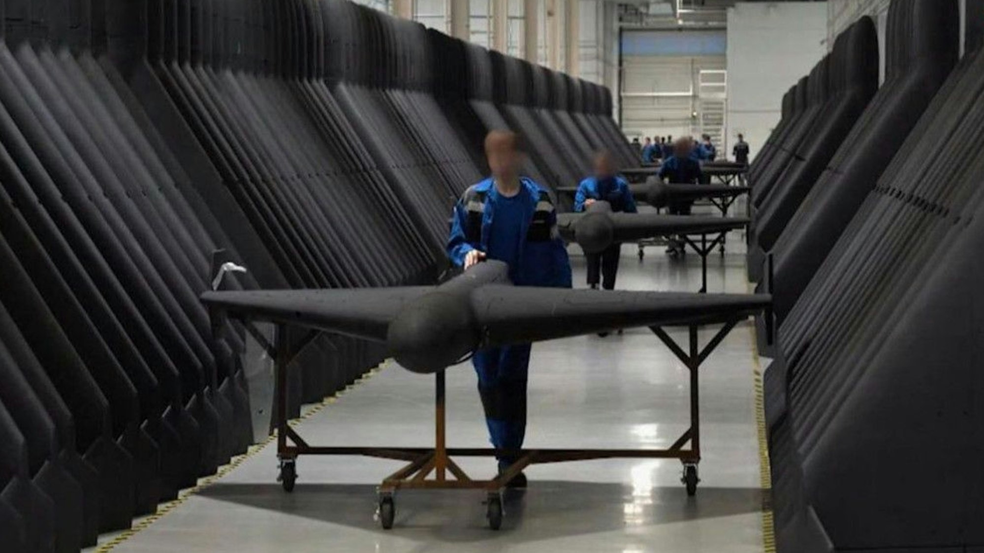 Arbeiter transportieren „Shahed“-Drohnen in der Fabrik in Jelabuga. Russland prahlt in einer Dokumentation mit seiner Produktionsstätte für Kampfdrohnen.