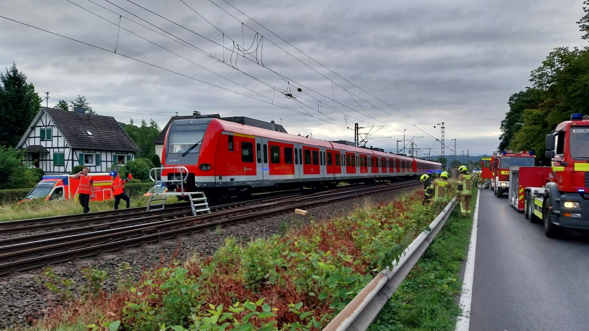 Die S-Bahn kam hinter dem Bahnübergang zum Stehen. 130 Personen waren in der Bahn, die später geräumt wurde.