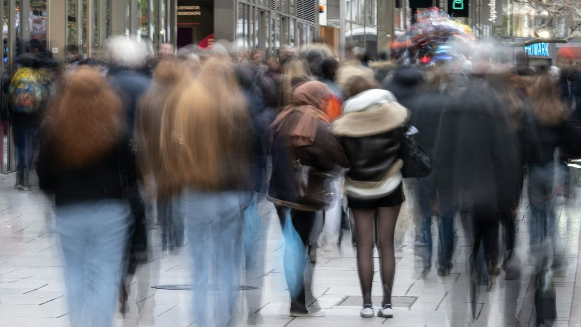 Aus dem Elternhaus zieht der Durchschnittsmensch mit fast 24 Jahren aus. (Symbolbild)