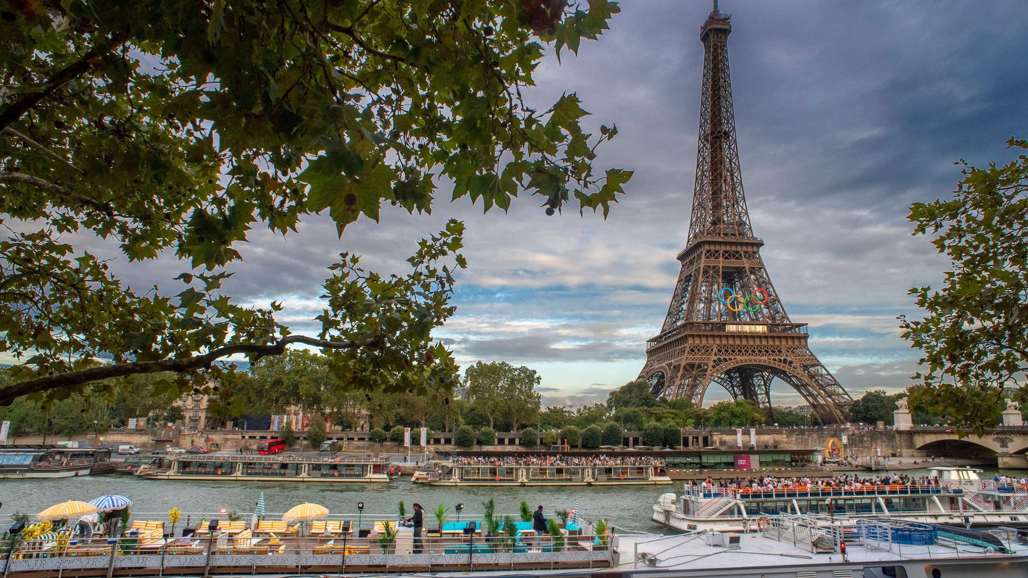 Aufnahme des ikonischen Eiffelturms in Paris. Die „Stadt der Liebe“ ist von Köln aus in drei Stunden erreichbar.