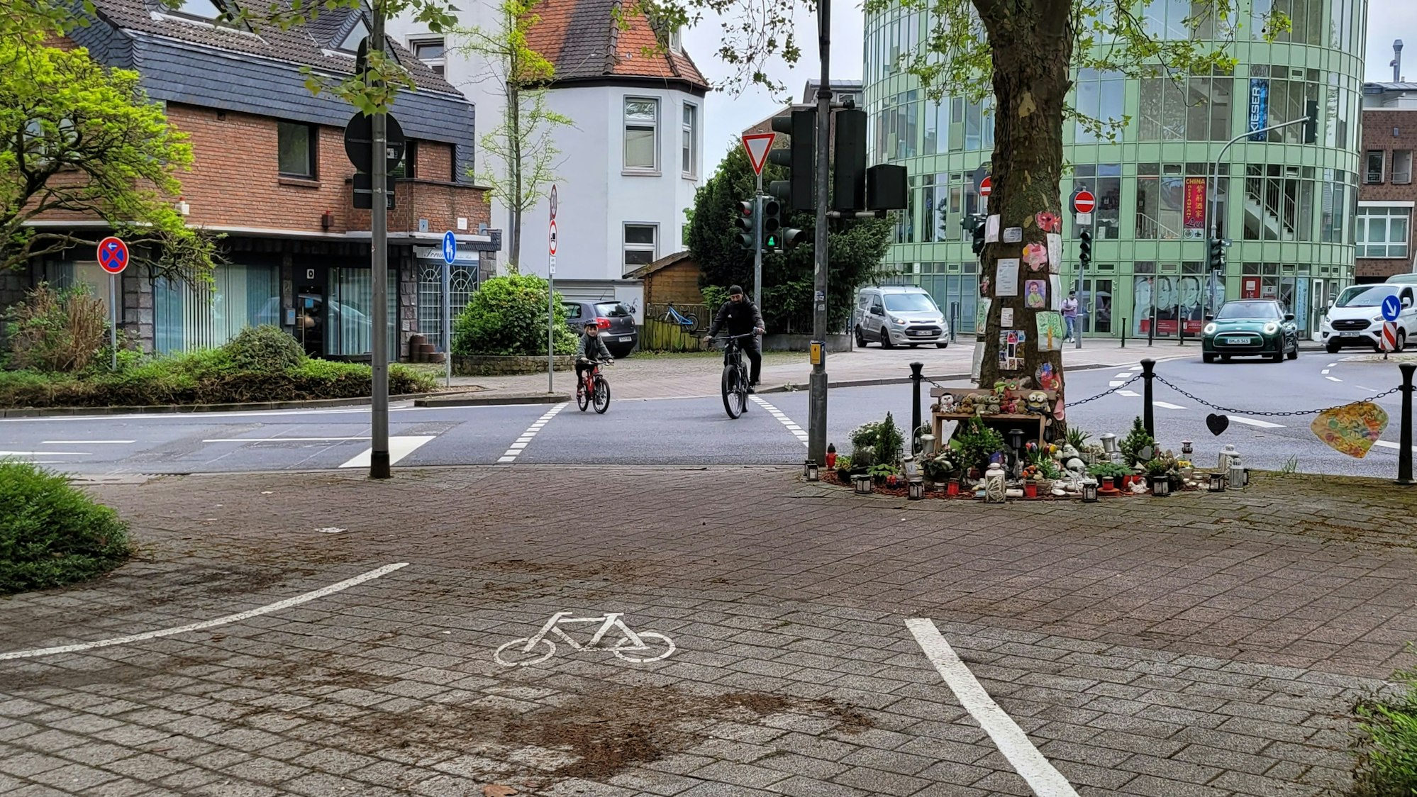Markierungen weisen Radlerinnen und Radlern den Weg.