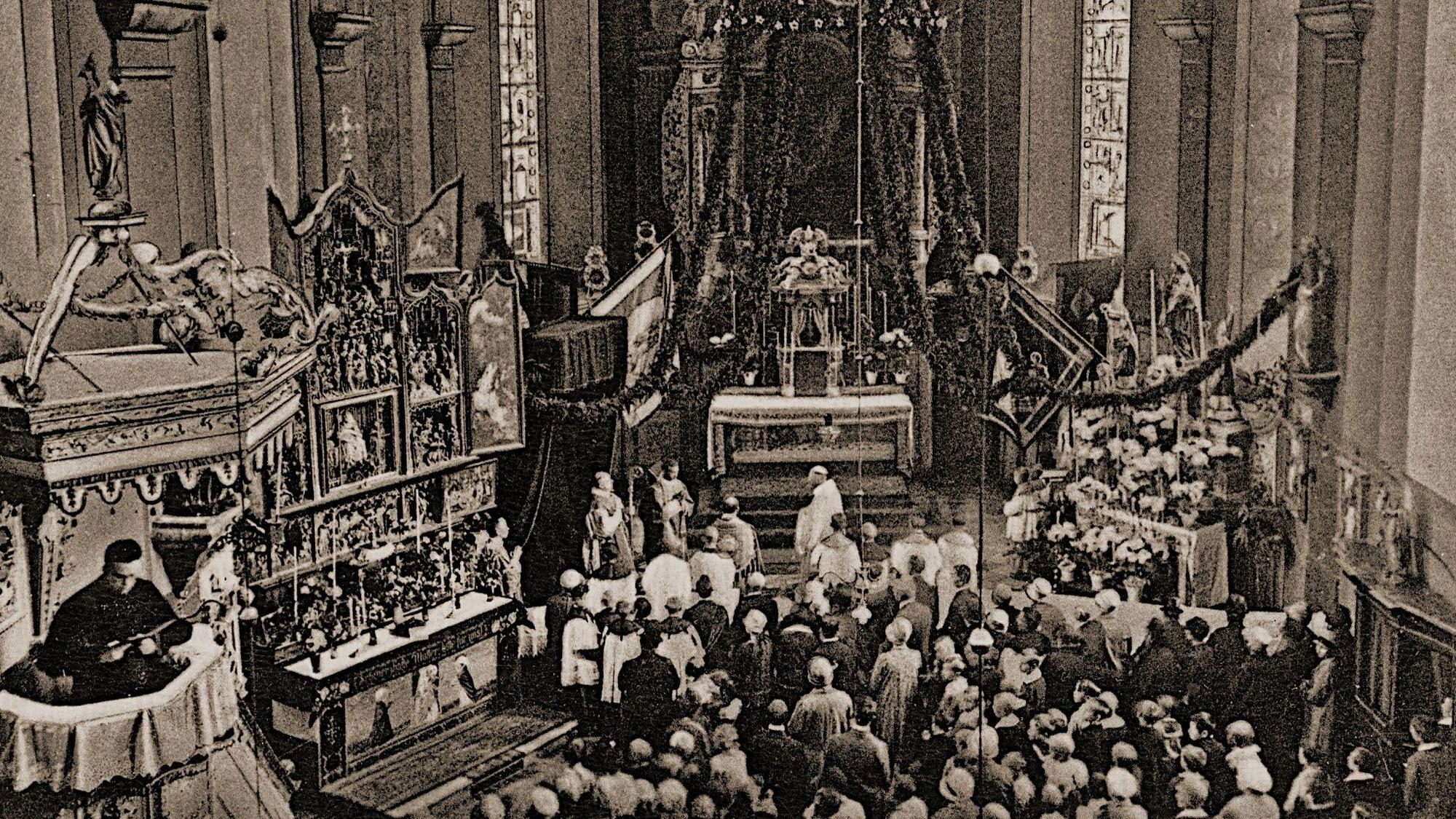 Die Postkarte aus dem Jahr 1904 zeigt das Foto eines Gottesdienstes in Heimbach.