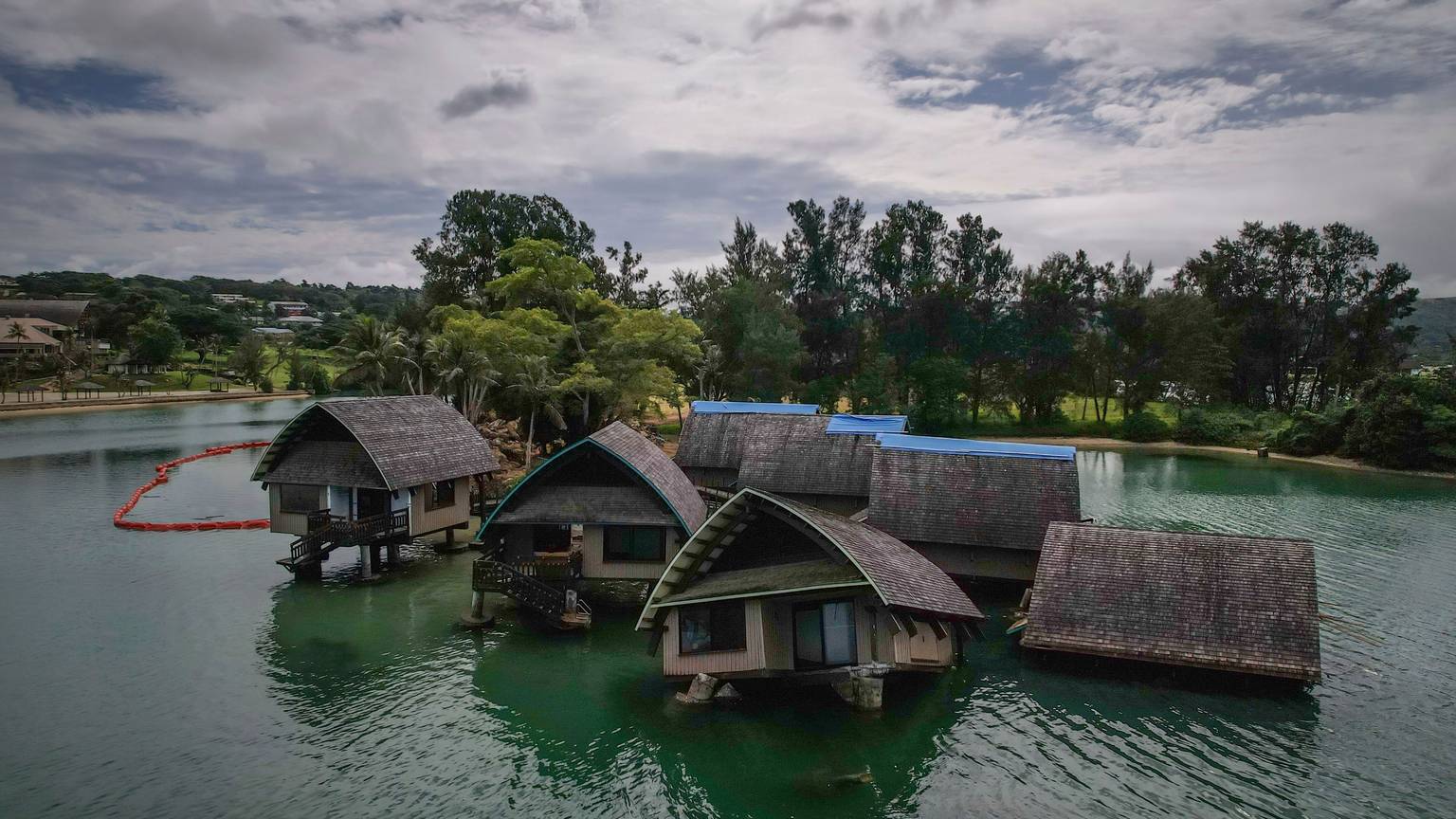 Die Auswirkungen des Klimawandels treffen auf Vanuatu auch den Tourismus: Die auf Stelzen gebauten Villen des Holiday Inn in der Hauptstadt Port Vila sind teilweise versunken, nachdem sie von mehreren Wirbelstürmen und einem Erdbeben getroffen wurden.