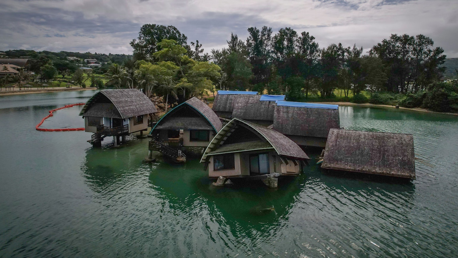 Die Auswirkungen des Klimawandels treffen auf Vanuatu auch den Tourismus: Die auf Stelzen gebauten Villen des Holiday Inn in der Hauptstadt Port Vila sind teilweise versunken, nachdem sie von mehreren Wirbelstürmen und einem Erdbeben getroffen wurden.