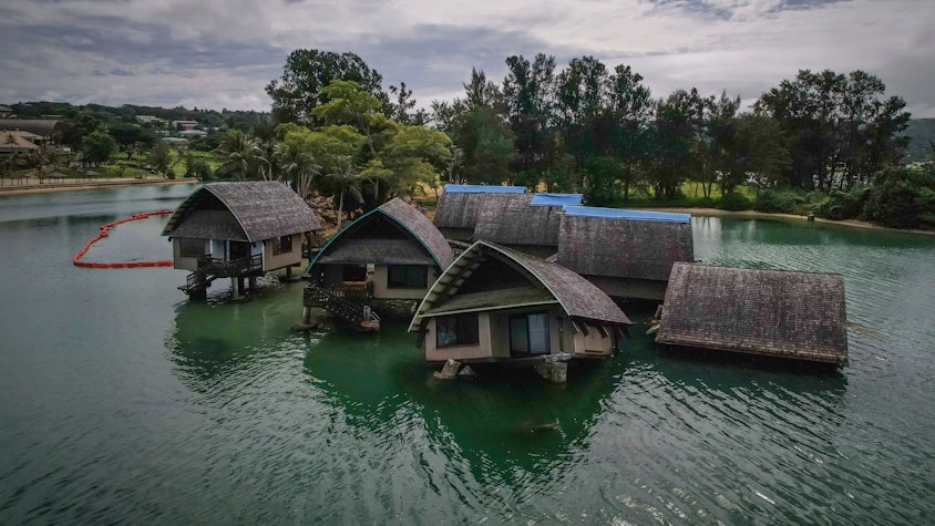 Die Auswirkungen des Klimawandels treffen auf Vanuatu auch den Tourismus: Die auf Stelzen gebauten Villen des Holiday Inn in der Hauptstadt Port Vila sind teilweise versunken, nachdem sie von mehreren Wirbelstürmen und einem Erdbeben getroffen wurden.