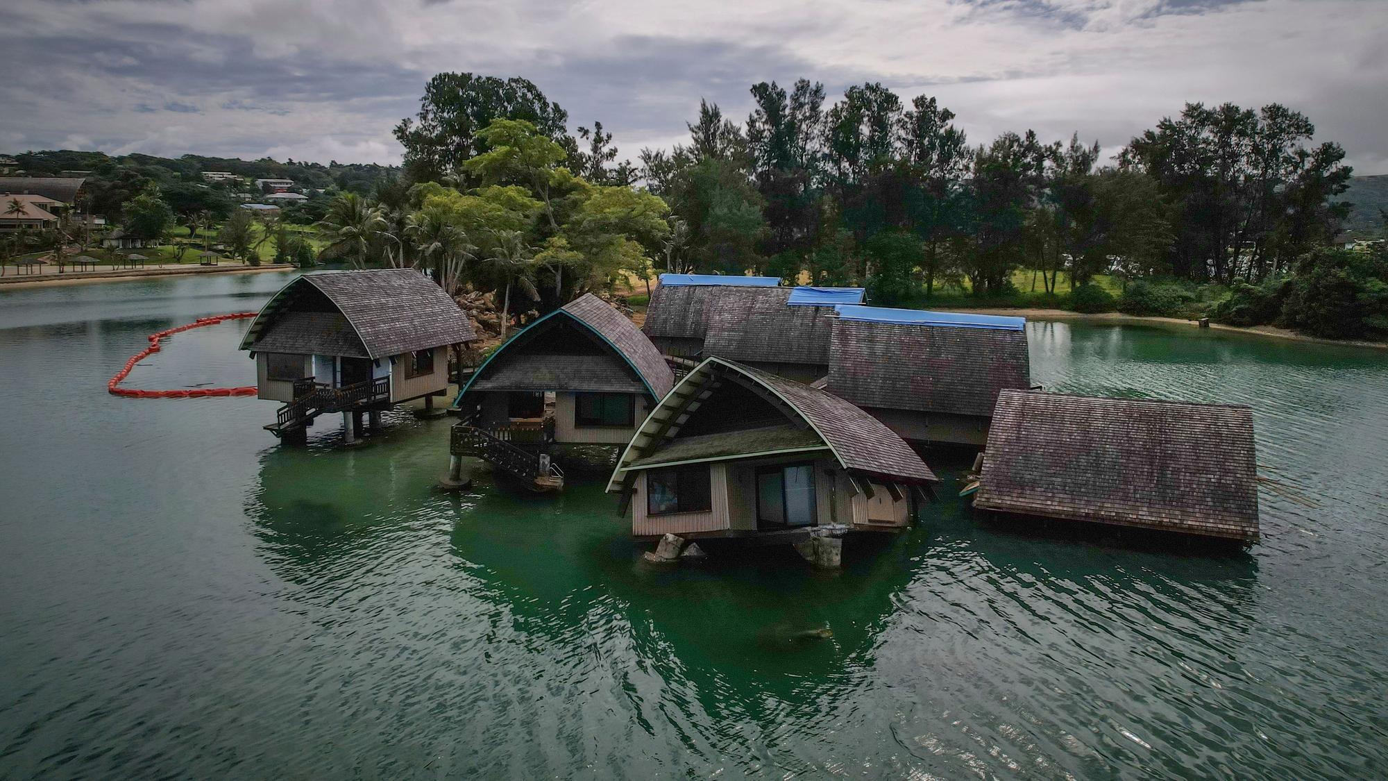 Die Auswirkungen des Klimawandels treffen auf Vanuatu auch den Tourismus: Die auf Stelzen gebauten Villen des Holiday Inn in der Hauptstadt Port Vila sind teilweise versunken, nachdem sie von mehreren Wirbelstürmen und einem Erdbeben getroffen wurden.