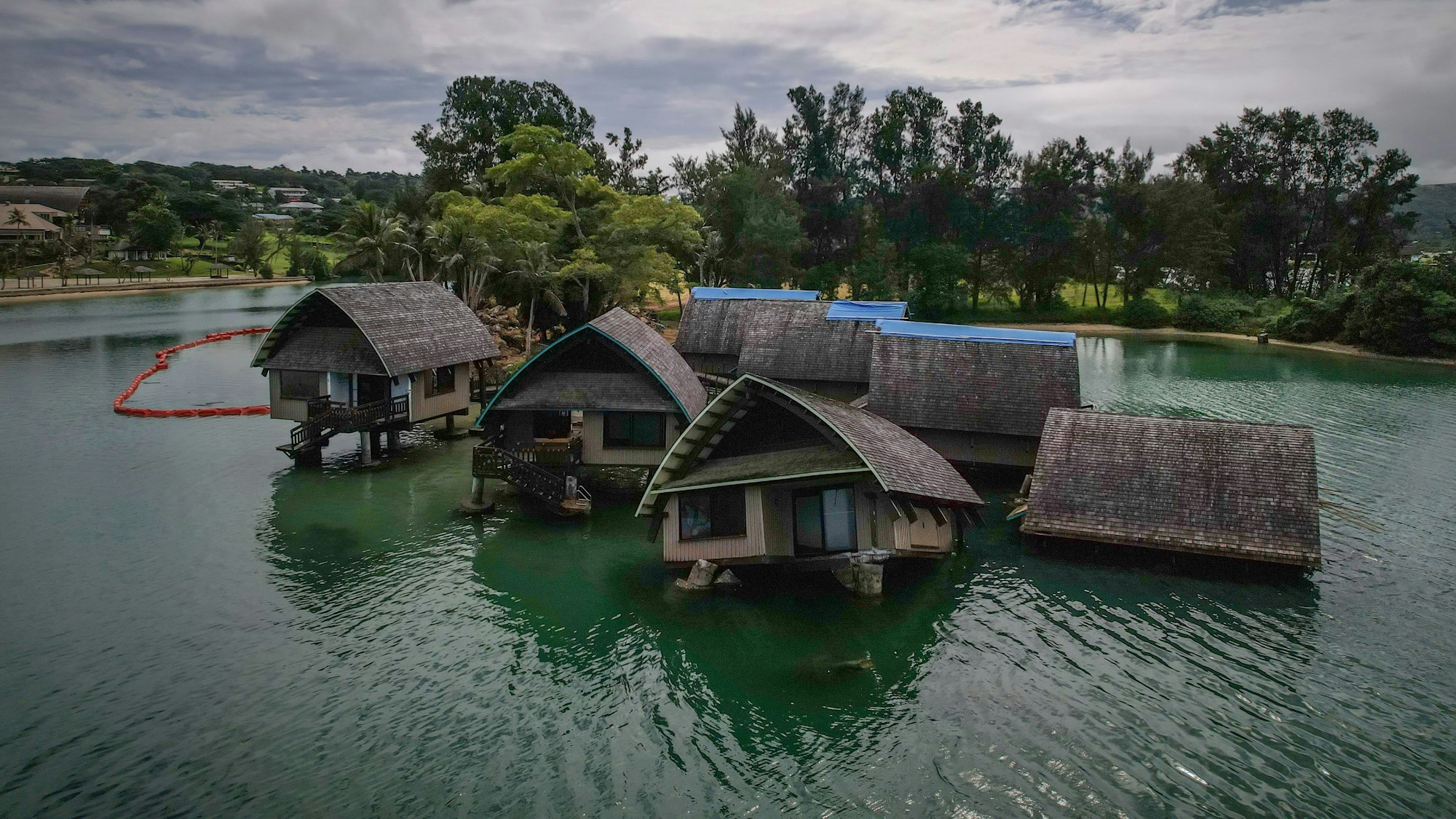 Die Auswirkungen des Klimawandels treffen auf Vanuatu auch den Tourismus: Die auf Stelzen gebauten Villen des Holiday Inn in der Hauptstadt Port Vila sind teilweise versunken, nachdem sie von mehreren Wirbelstürmen und einem Erdbeben getroffen wurden.