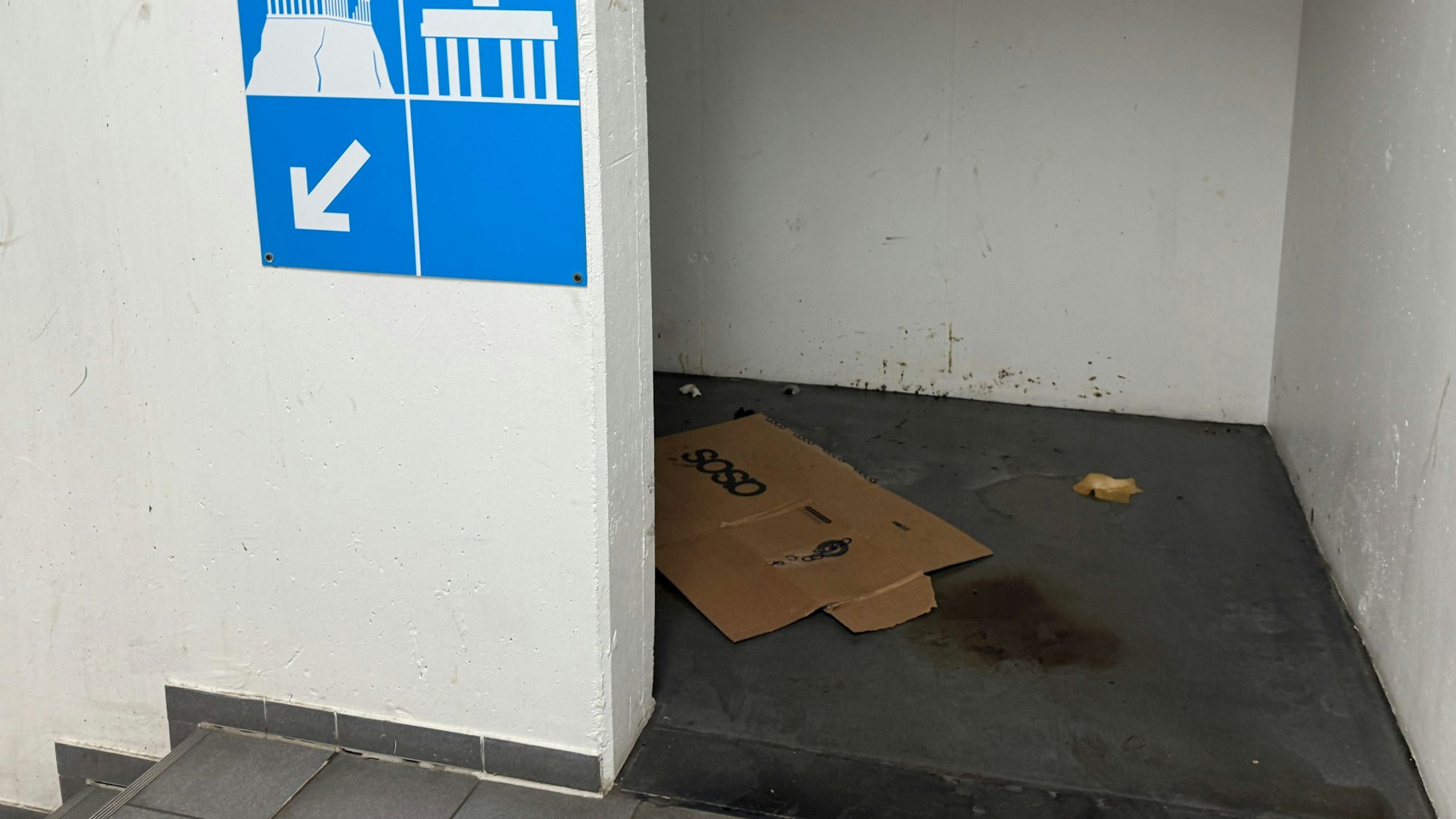 Das Treppenhaus, das in einen Vorraum des Rautenstrauch-Joest-Museums führt, ist stark verschmutzt und wird offenbar zum Drogenkonsum genutzt.