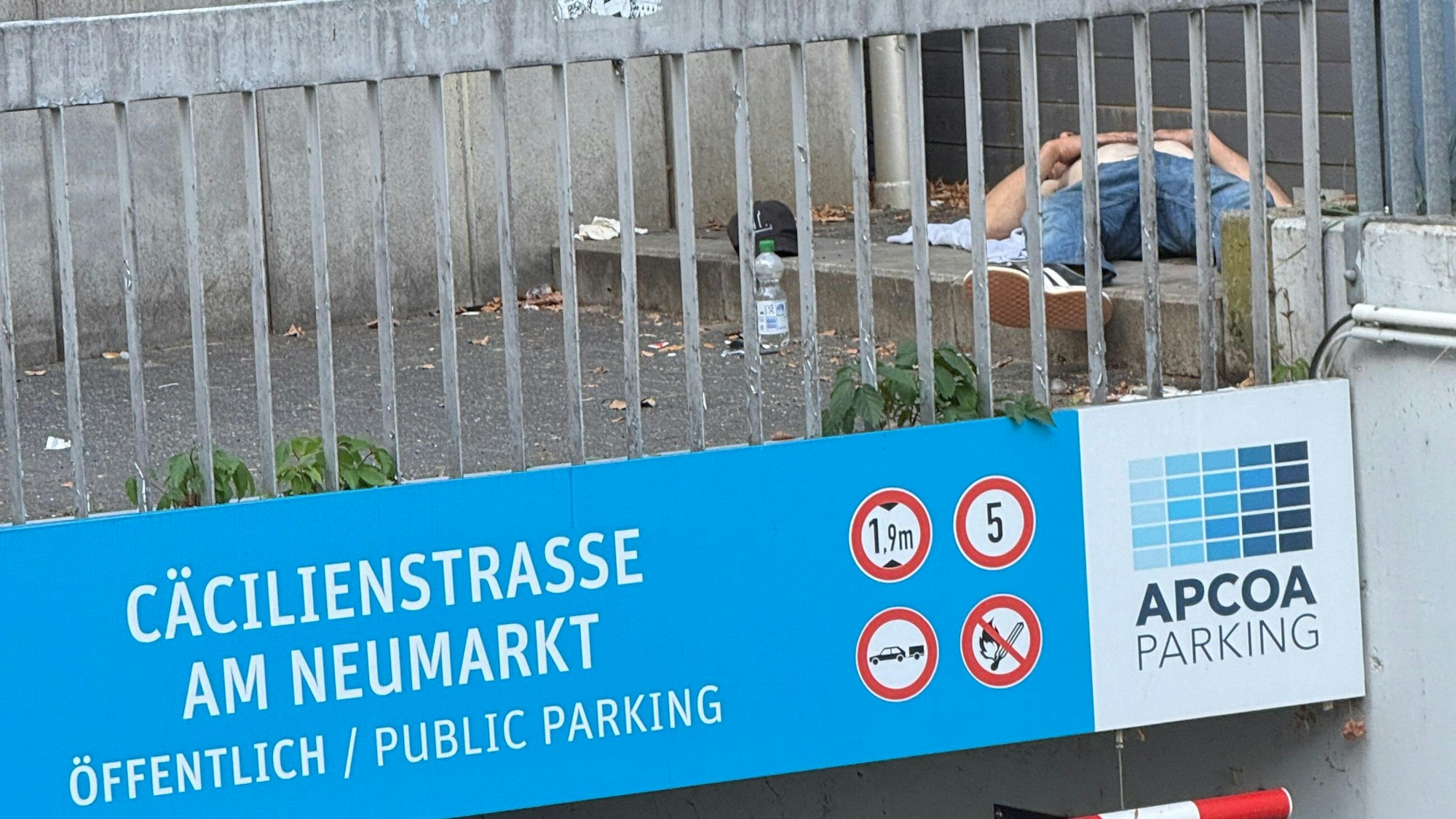 Das Parkhaus an der Cäcilienstraße kämpft mit den Auswirkungen der sich ausweitenden Drogenszene.
