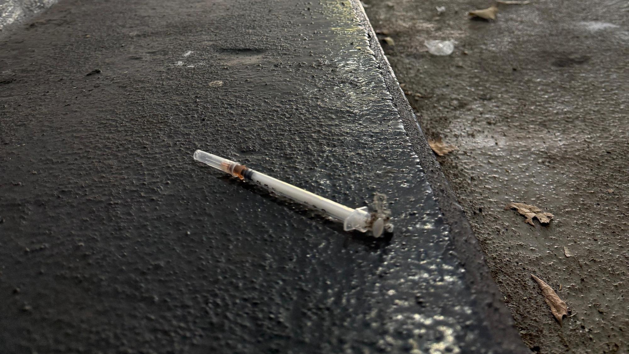 Spritzen liegen auf dem Boden des Parkhauses.