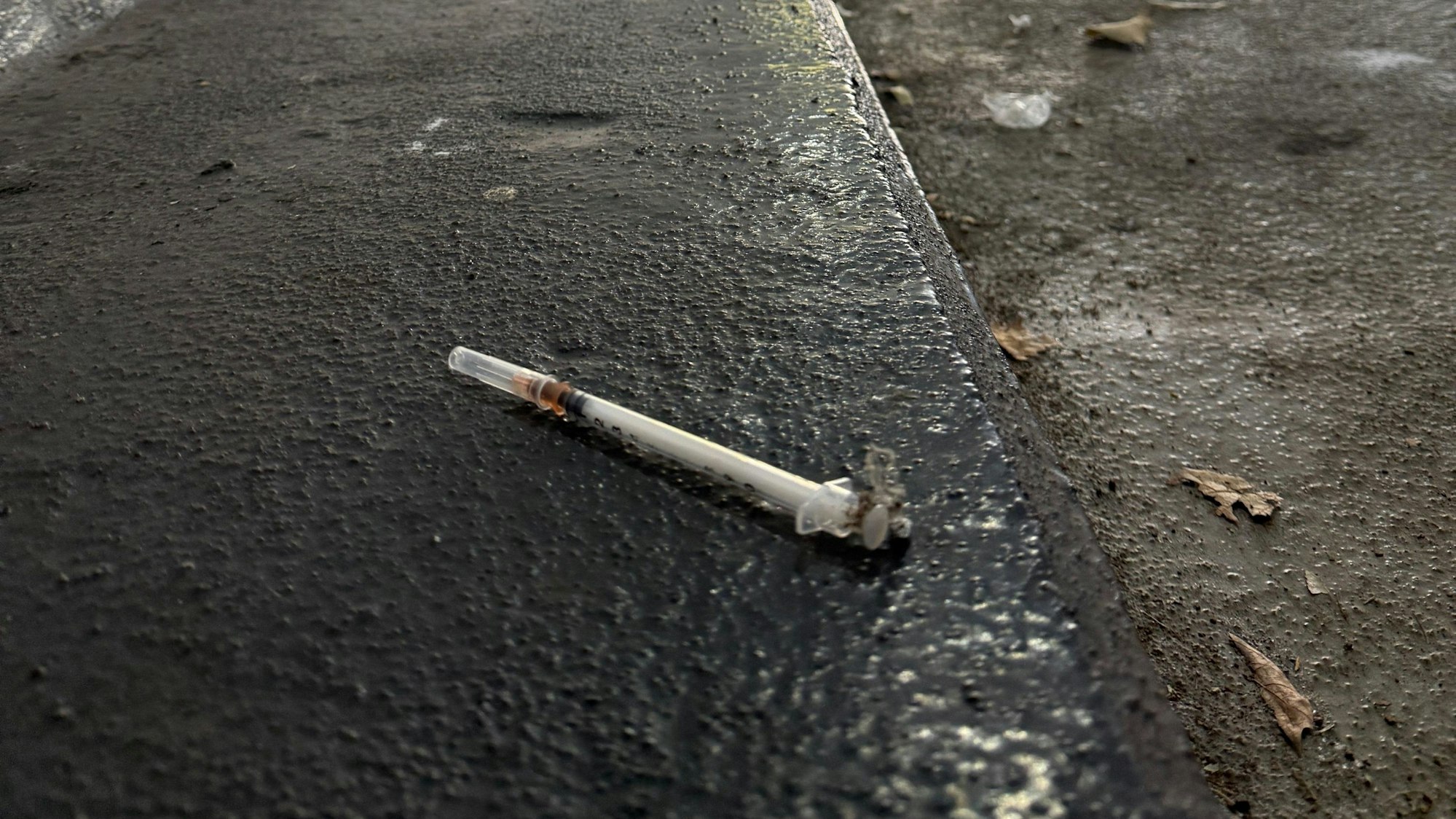 Spritzen liegen auf dem Boden des Parkhauses.