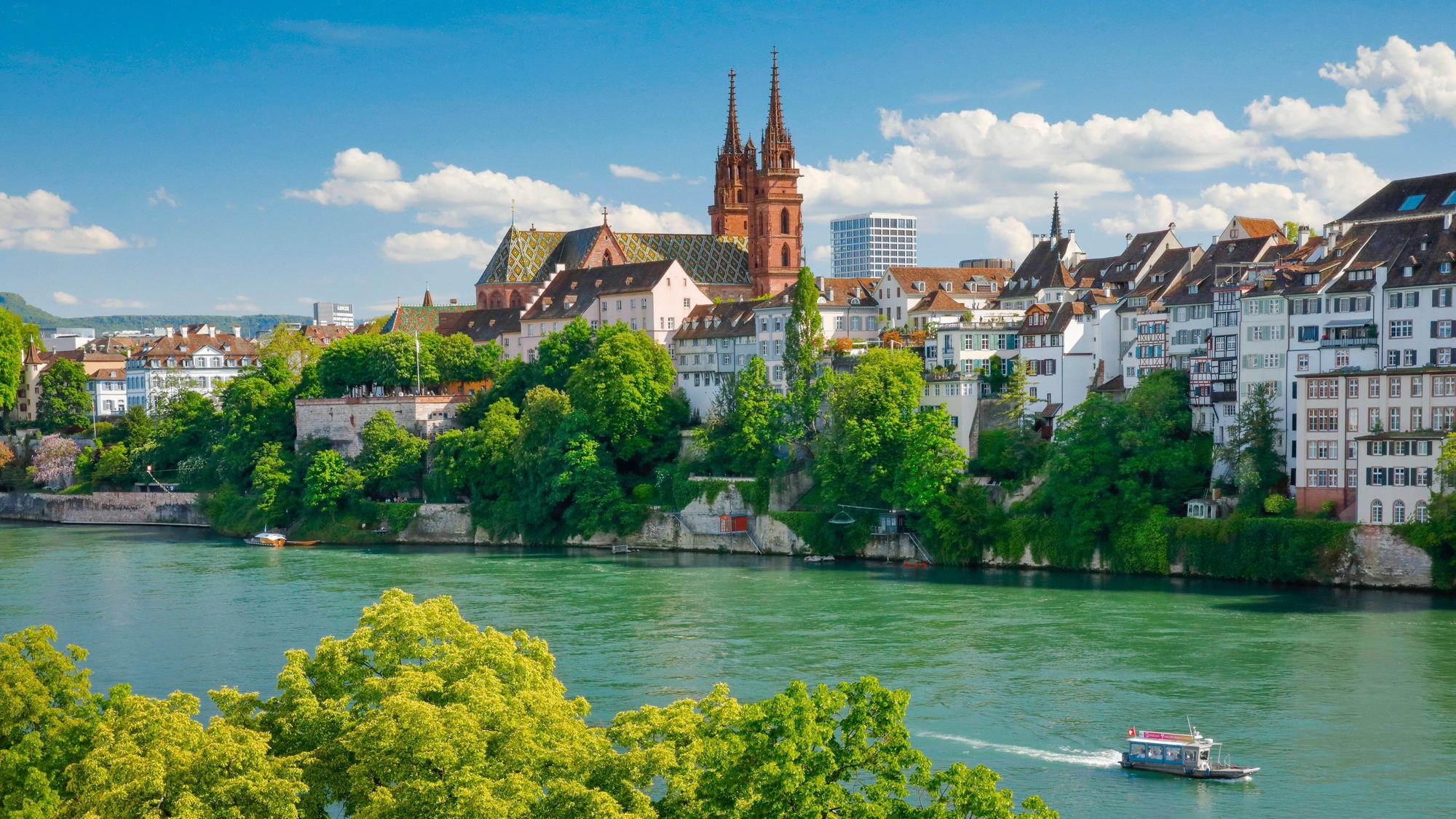 Basler Muenster inmitten der Basler Altstadt mit dem türkisfarbenen Rhein. Die Stadt in der Schweiz ist bei Kunstfans beliebt. (Archivbild)
