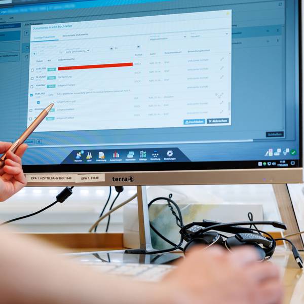 Ein Hausarzt lädt in seiner Praxis Dokumente in eine elektronische Patientenakte „ePA“.