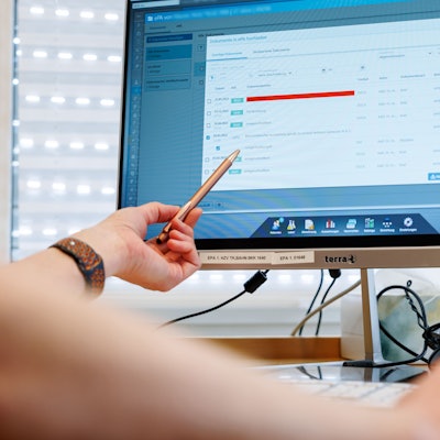 Ein Hausarzt lädt in seiner Praxis Dokumente in eine elektronische Patientenakte „ePA“.