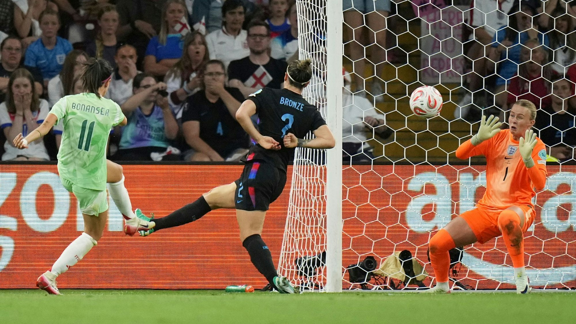 Wuchtiger Schuss: Barbara Bonansea trifft zum 1:0 für Italien.
