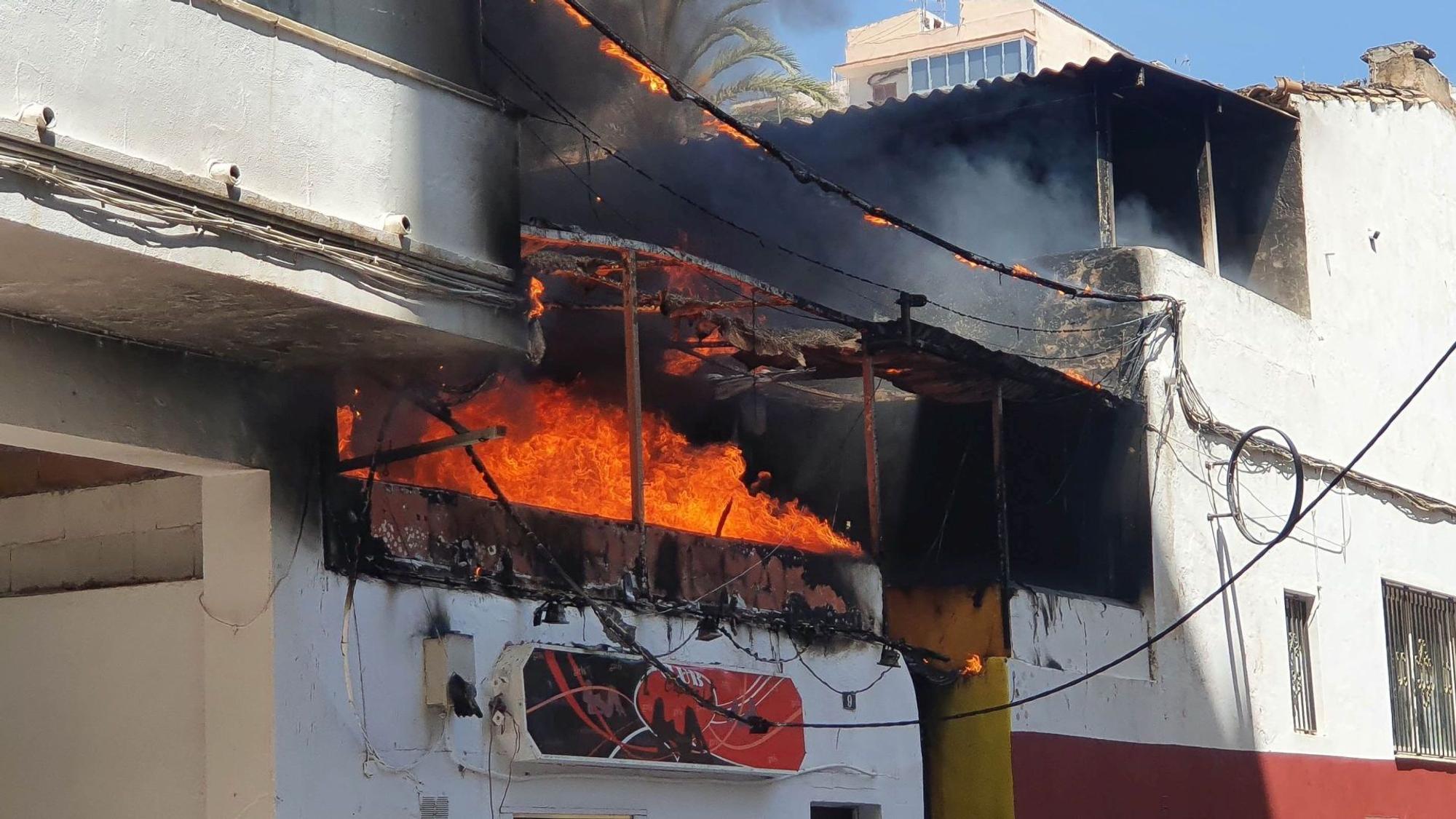 2022 brennt eine Bar in Palma – daraufhin werden 13 Deutsche festgenommen. Jetzt beginnt der Prozess gegen sie. dpa