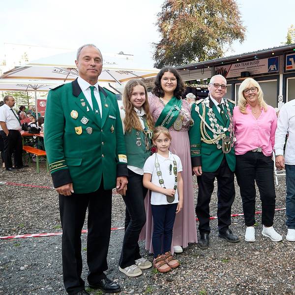 Nach den Schießwettbewerben der Schützen in Gemünd präsentieren sich die Sieger.