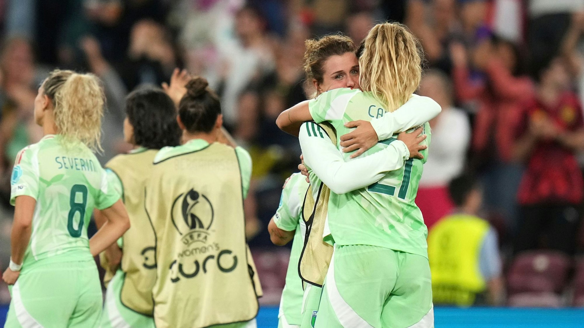 Cristiana Girelli und Michela Cambiaghi (r) betrauern das dramatische Halbfinal-Aus.