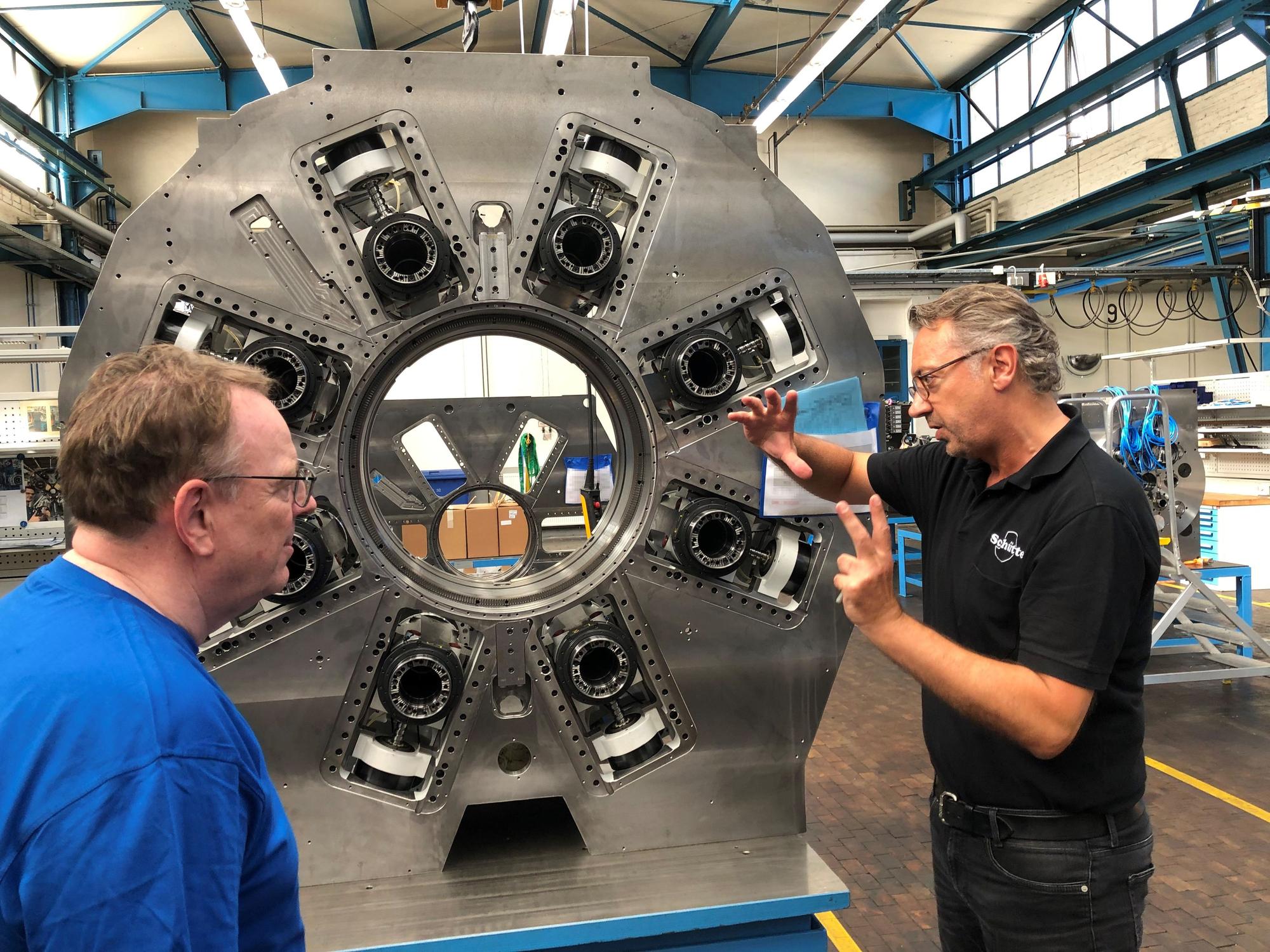 Ralf Zeyen (r.) erklärt ihm einen Spindelkasten.