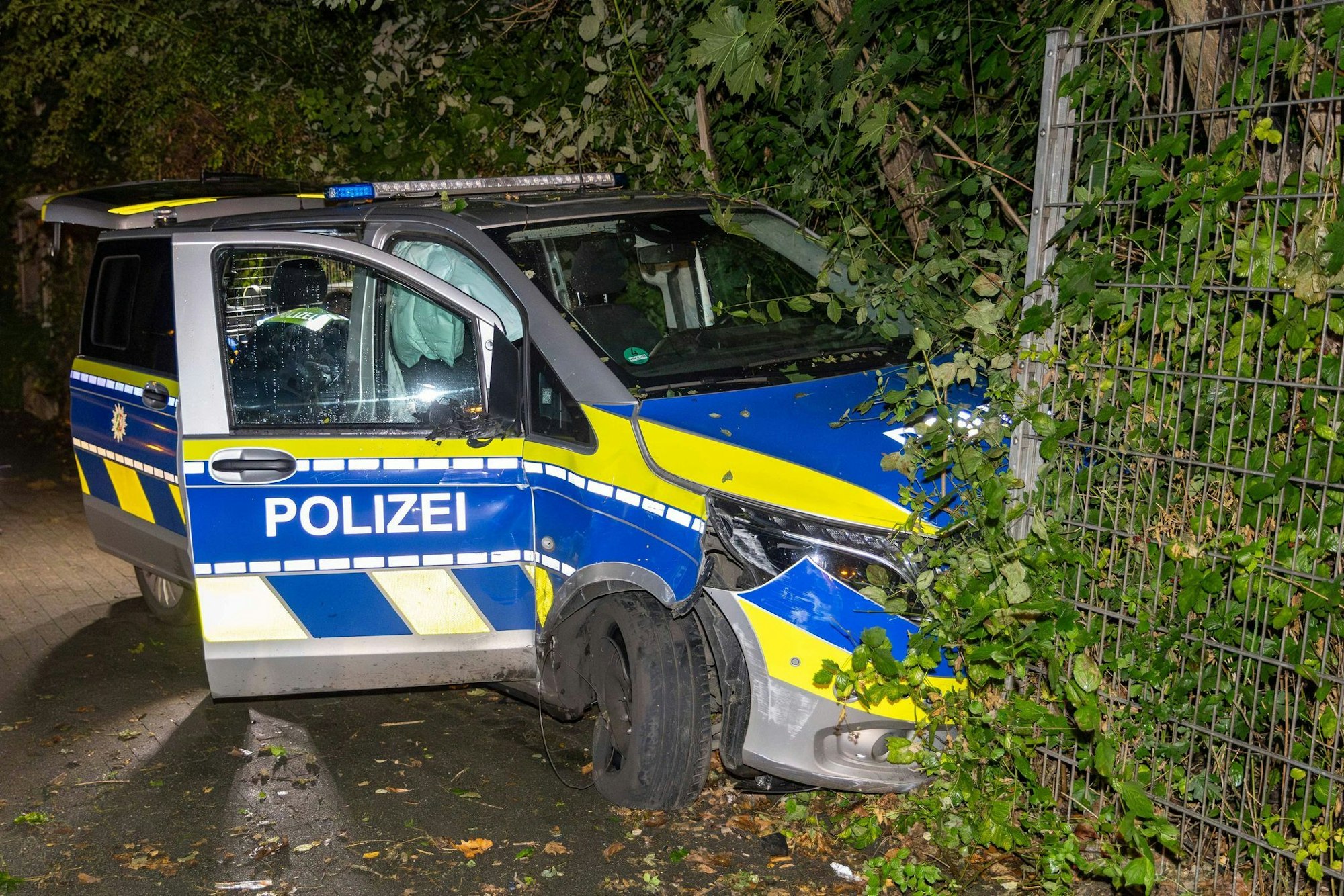 Bei der Verfolgungsjagd von Bottrop nach Mülheim an der Ruhr wurde dieses Polizeiauto beschädigt. (Archivbild)