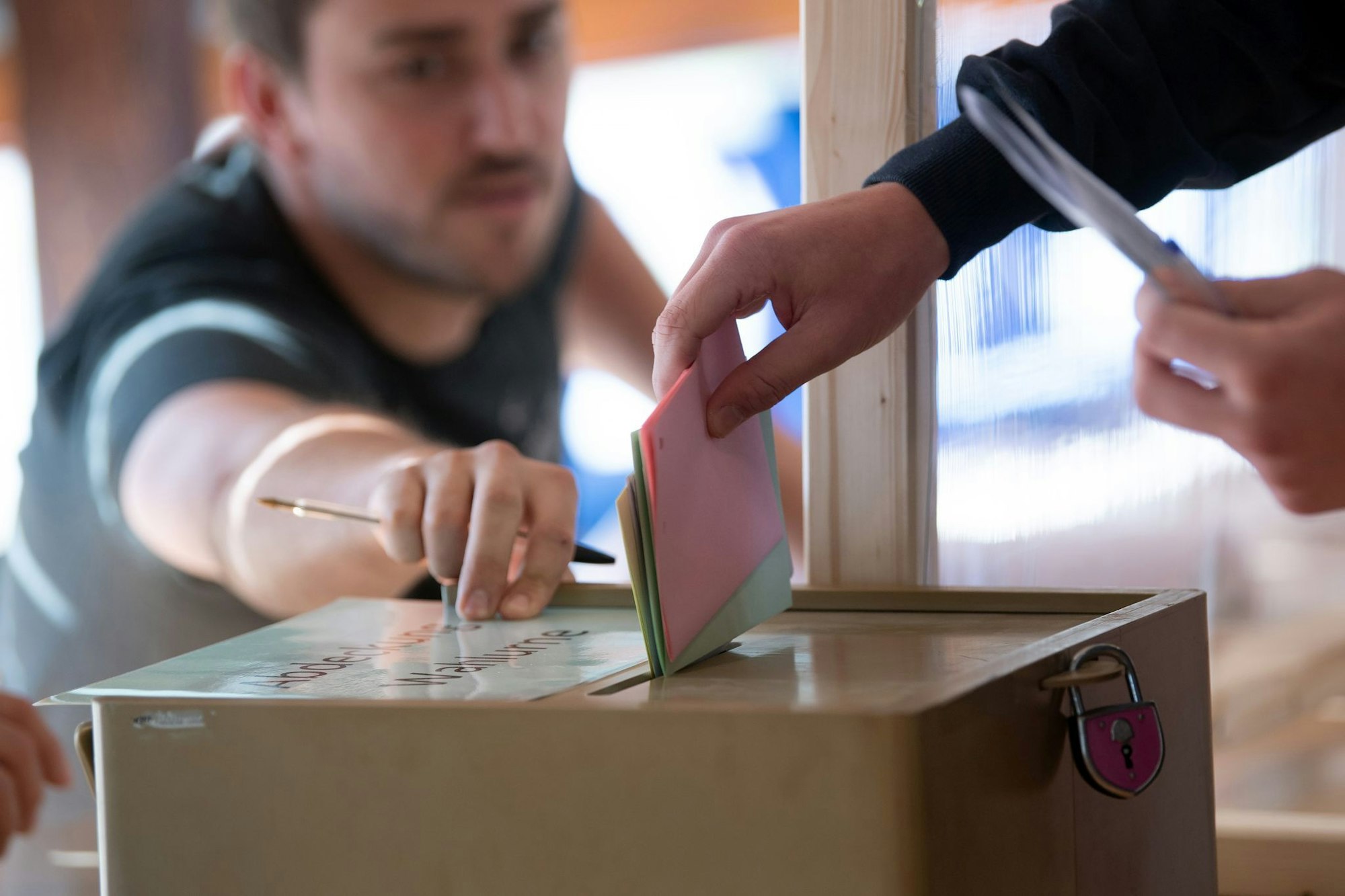 Knapp 14 Millionen Wahlberechtigte sind im September aufgerufen, über Bürger- und Oberbürgermeister, Landräte sowie die Räte der kommunalen Parlamente abzustimmen - ohne Helfer vor Ort geht es nicht. (Archivbild)